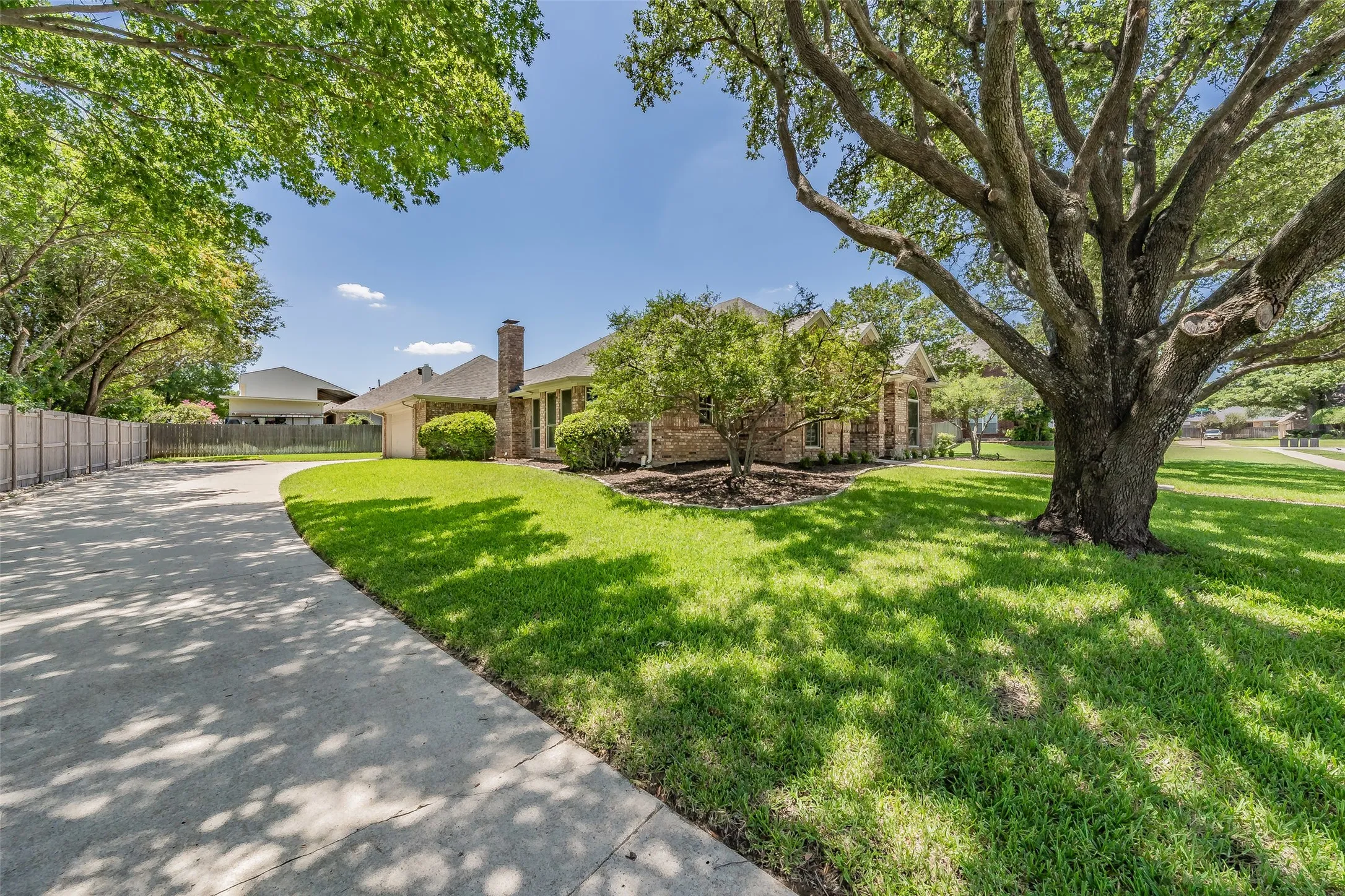 Single Family Residence For Sale in Tarrant County , 1057 Oak Valley Court, Keller, Texas 76248, 3 Bedroom, 2 Bathroom, 2 Garage spaces, 2,123 Sqft, built in 1993, mls#21340902, Real Estate Agent in Keller, Homes For Sale in Tarrant county, Homes For Sale in Keller, Realtor in Keller Texas, Real Estate Brokerage Independent Realty Texas, Luminita Cordes Realtor