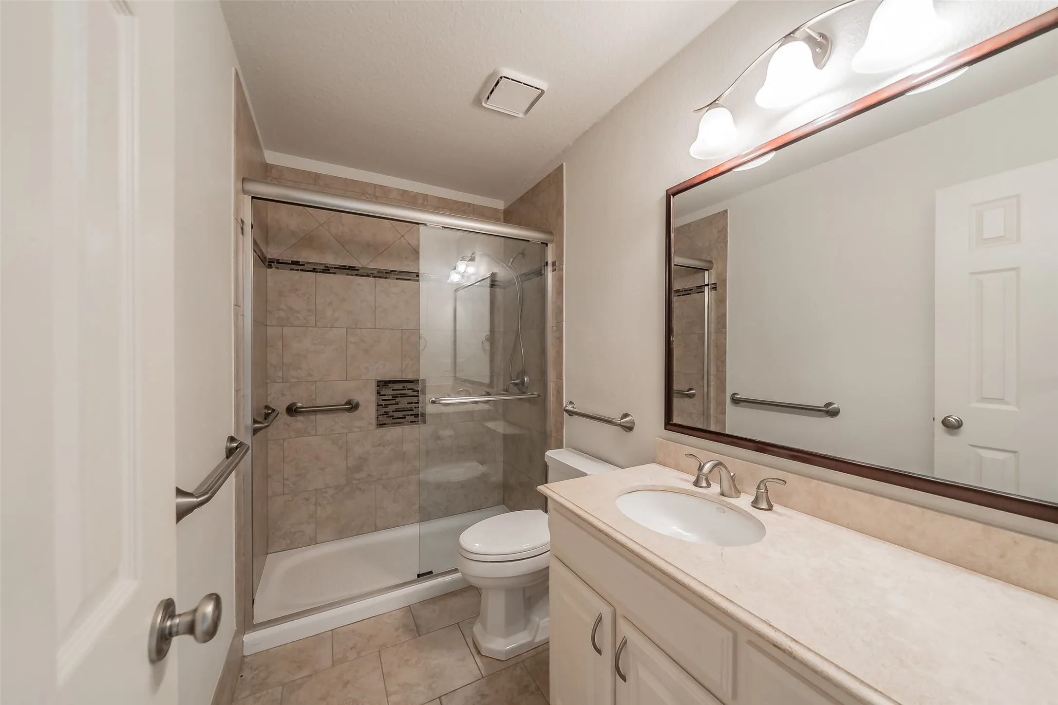 Single Family Residence For Sale in Tarrant County , 1057 Oak Valley Court, Keller, Texas 76248, 3 Bedroom, 2 Bathroom, 2 Garage spaces, 2,123 Sqft, built in 1993, mls#21340902, Real Estate Agent in Keller, Homes For Sale in Tarrant county, Homes For Sale in Keller, Realtor in Keller Texas, Real Estate Brokerage Independent Realty Texas, Luminita Cordes Realtor
