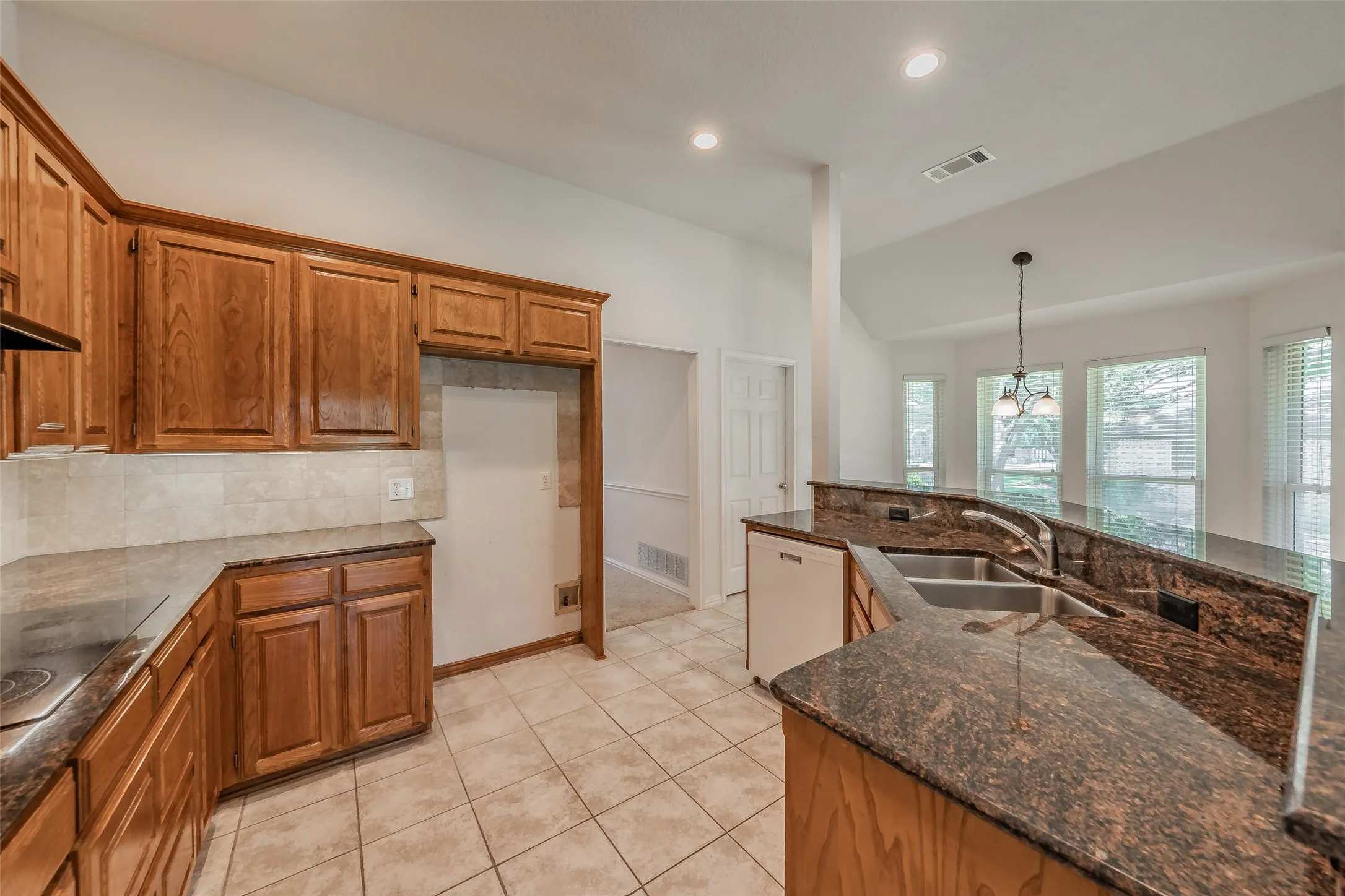 Single Family Residence For Sale in Tarrant County , 1057 Oak Valley Court, Keller, Texas 76248, 3 Bedroom, 2 Bathroom, 2 Garage spaces, 2,123 Sqft, built in 1993, mls#21340902, Real Estate Agent in Keller, Homes For Sale in Tarrant county, Homes For Sale in Keller, Realtor in Keller Texas, Real Estate Brokerage Independent Realty Texas, Luminita Cordes Realtor
