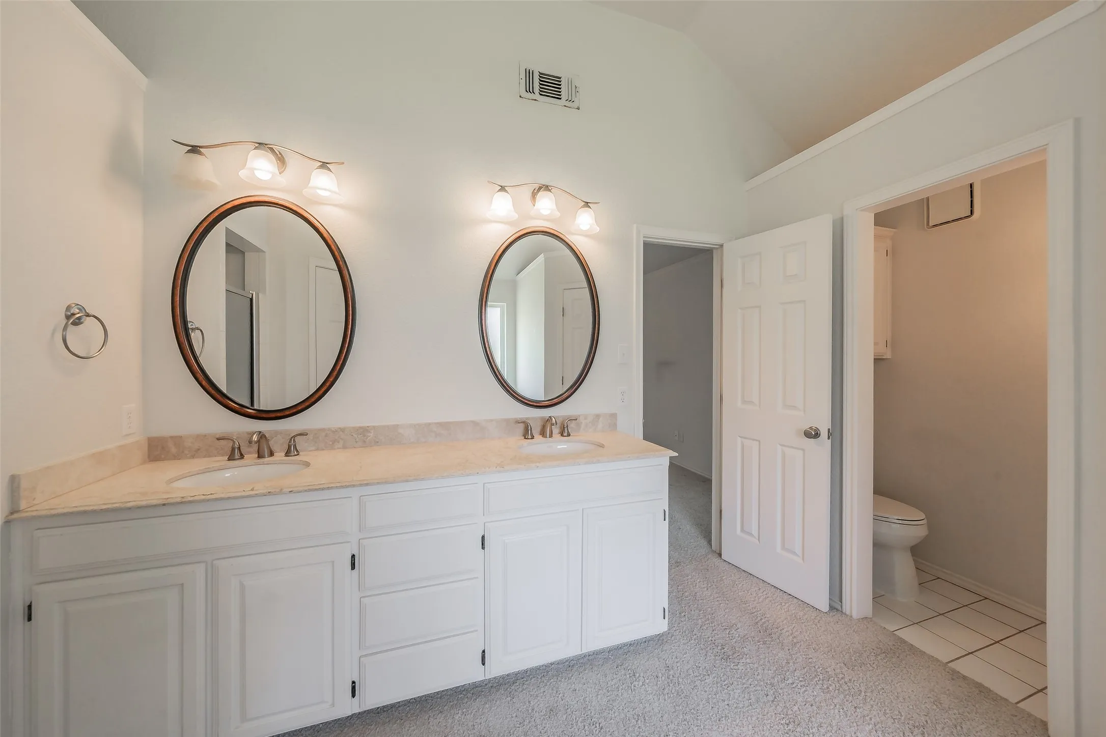 Single Family Residence For Sale in Tarrant County , 1057 Oak Valley Court, Keller, Texas 76248, 3 Bedroom, 2 Bathroom, 2 Garage spaces, 2,123 Sqft, built in 1993, mls#21340902, Real Estate Agent in Keller, Homes For Sale in Tarrant county, Homes For Sale in Keller, Realtor in Keller Texas, Real Estate Brokerage Independent Realty Texas, Luminita Cordes Realtor