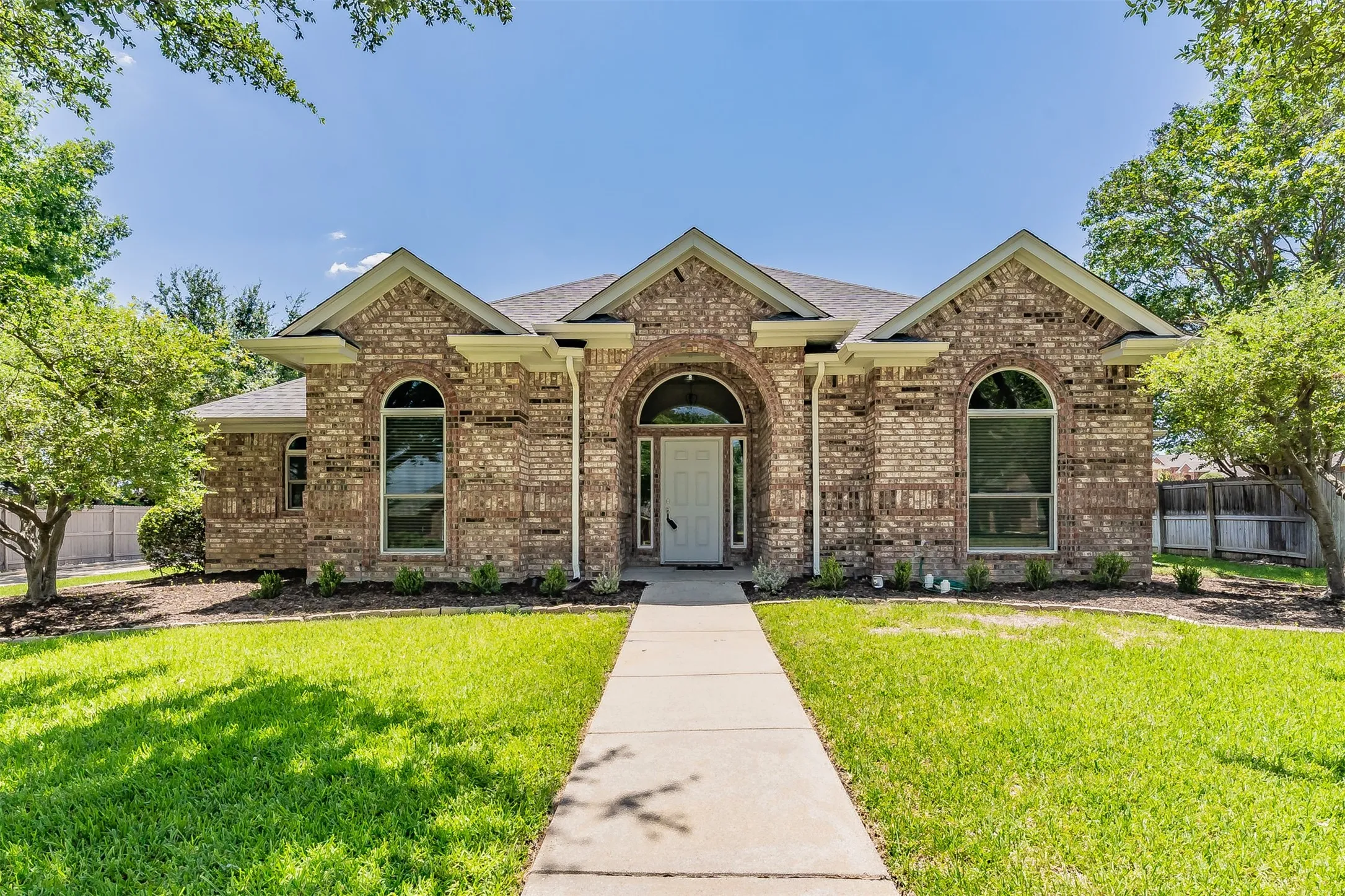 Single Family Residence For Sale in Tarrant County , 1057 Oak Valley Court, Keller, Texas 76248, 3 Bedroom, 2 Bathroom, 2 Garage spaces, 2,123 Sqft, built in 1993, mls#21340902, Real Estate Agent in Keller, Homes For Sale in Tarrant county, Homes For Sale in Keller, Realtor in Keller Texas, Real Estate Brokerage Independent Realty Texas, Luminita Cordes Realtor