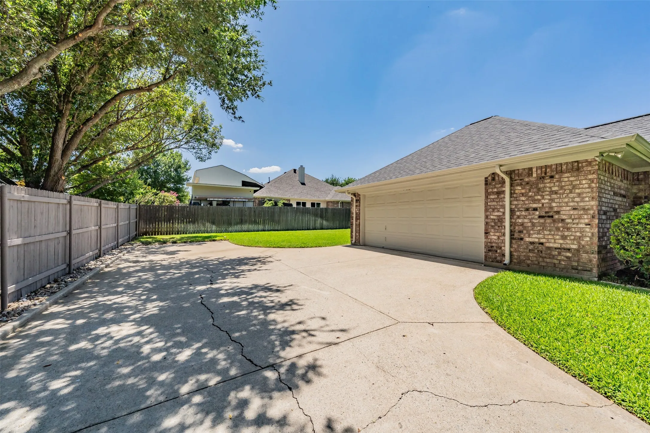 Single Family Residence For Sale in Tarrant County , 1057 Oak Valley Court, Keller, Texas 76248, 3 Bedroom, 2 Bathroom, 2 Garage spaces, 2,123 Sqft, built in 1993, mls#21340902, Real Estate Agent in Keller, Homes For Sale in Tarrant county, Homes For Sale in Keller, Realtor in Keller Texas, Real Estate Brokerage Independent Realty Texas, Luminita Cordes Realtor