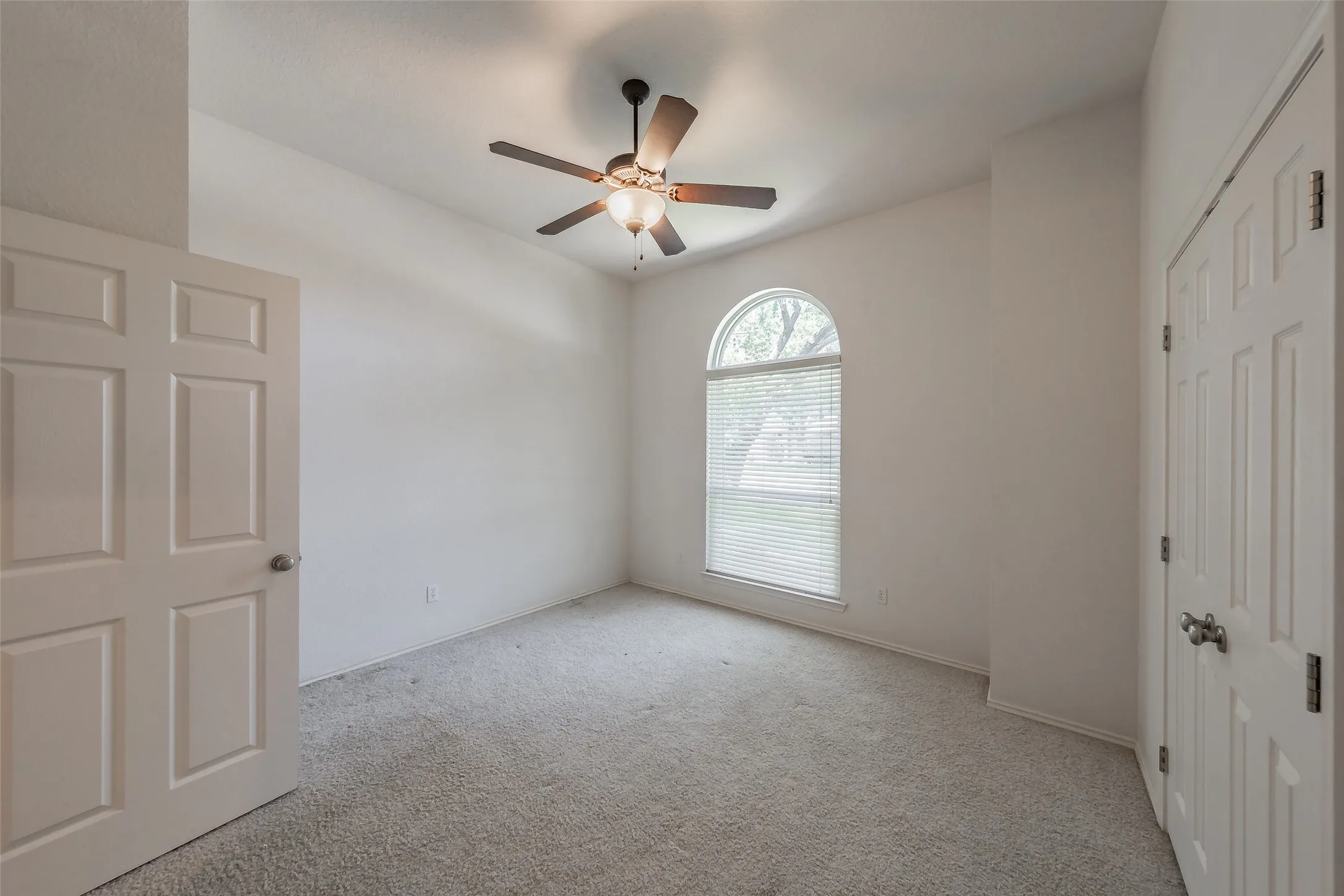 Single Family Residence For Sale in Tarrant County , 1057 Oak Valley Court, Keller, Texas 76248, 3 Bedroom, 2 Bathroom, 2 Garage spaces, 2,123 Sqft, built in 1993, mls#21340902, Real Estate Agent in Keller, Homes For Sale in Tarrant county, Homes For Sale in Keller, Realtor in Keller Texas, Real Estate Brokerage Independent Realty Texas, Luminita Cordes Realtor