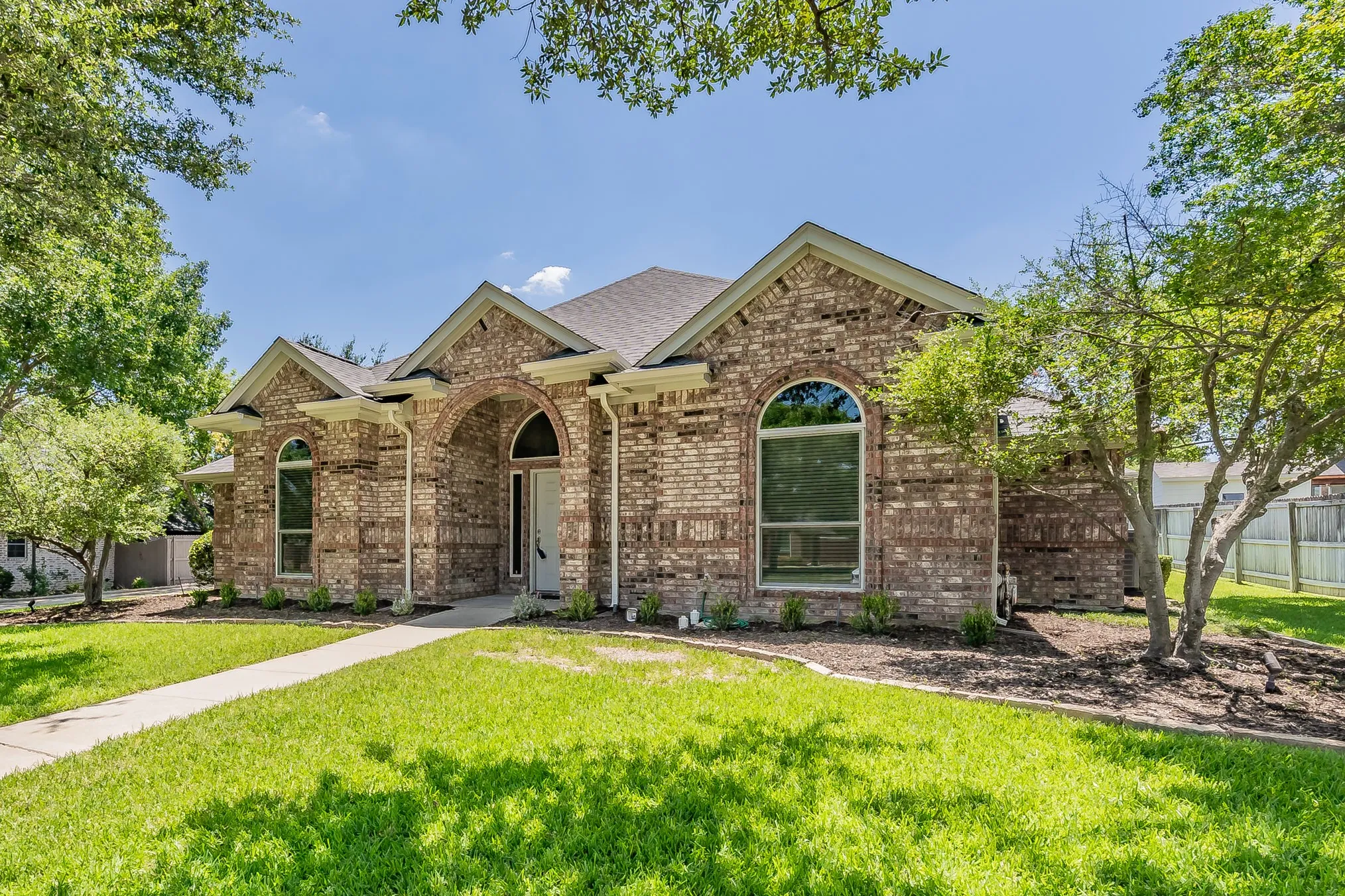 Single Family Residence For Sale in Tarrant County , 1057 Oak Valley Court, Keller, Texas 76248, 3 Bedroom, 2 Bathroom, 2 Garage spaces, 2,123 Sqft, built in 1993, mls#21340902, Real Estate Agent in Keller, Homes For Sale in Tarrant county, Homes For Sale in Keller, Realtor in Keller Texas, Real Estate Brokerage Independent Realty Texas, Luminita Cordes Realtor