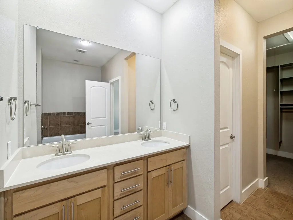 Dual sinks and separate toilet. Walk in closet.