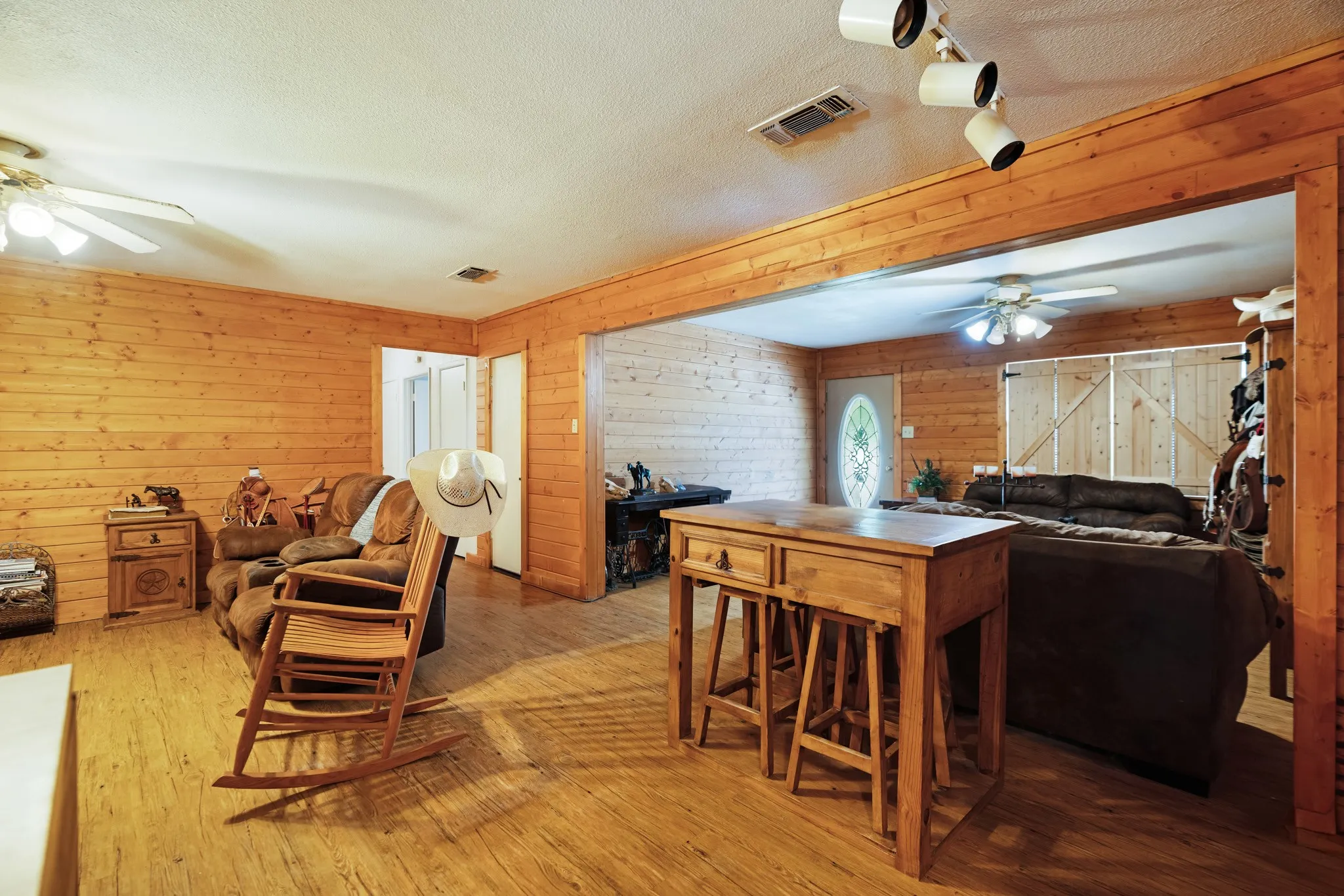 Single Family Residence For Sale in Red River (TX) County , 2606 Farm Road 412, Clarksville, Texas 75426, 3 Bedrooms, 2 Bathrooms, 2 Garage spaces, 1,500 Sqft, built in 1971, Price $624,900, mls#21345269, Real Estate Agent in Clarksville, Homes For Sale in Red River (TX) county, Homes For Sale in Clarksville, Realtor in Clarksville Texas, Real Estate Brokerage Independent Realty Texas, Luminita Cordes Realtor