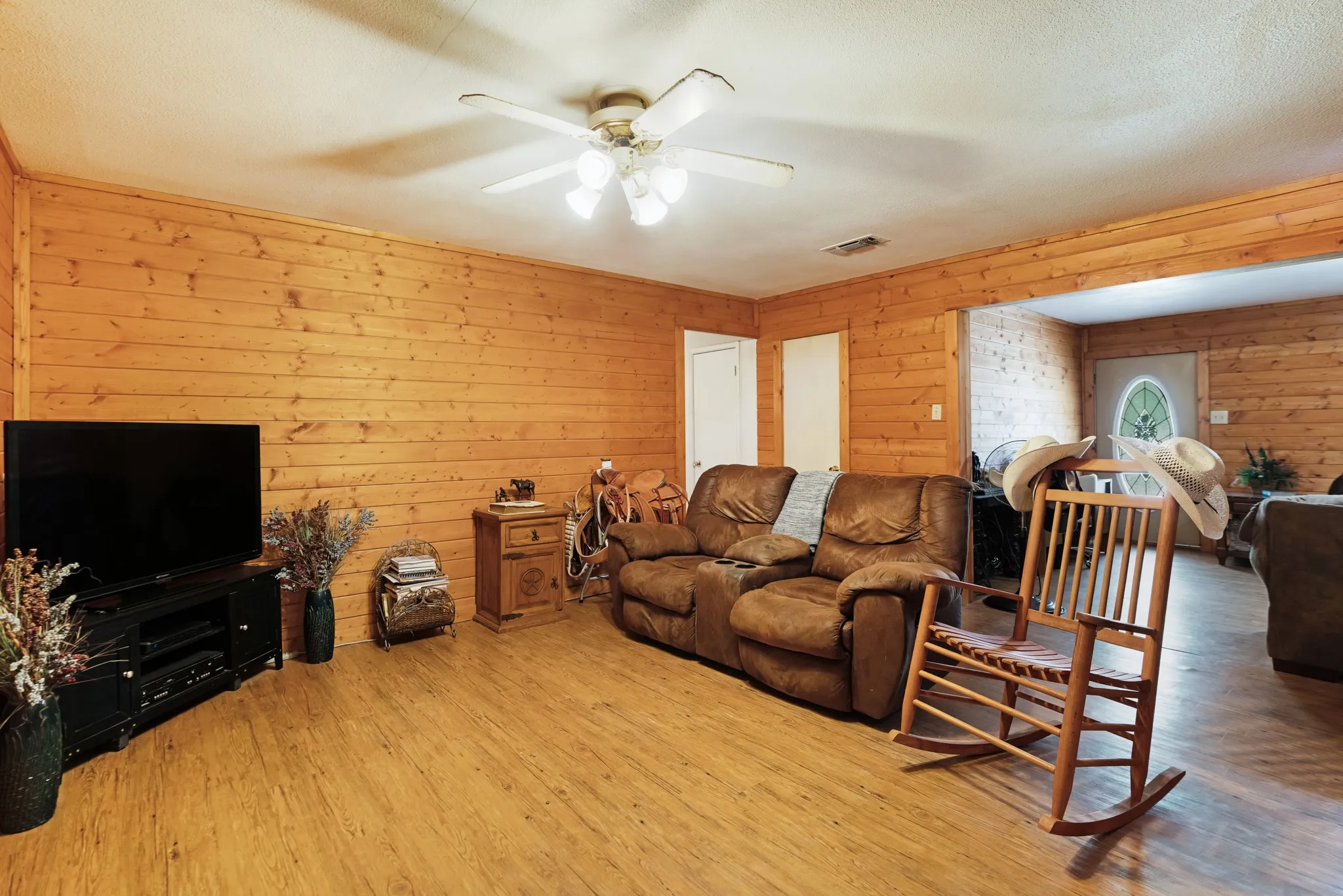 Single Family Residence For Sale in Red River (TX) County , 2606 Farm Road 412, Clarksville, Texas 75426, 3 Bedrooms, 2 Bathrooms, 2 Garage spaces, 1,500 Sqft, built in 1971, Price $624,900, mls#21345269, Real Estate Agent in Clarksville, Homes For Sale in Red River (TX) county, Homes For Sale in Clarksville, Realtor in Clarksville Texas, Real Estate Brokerage Independent Realty Texas, Luminita Cordes Realtor