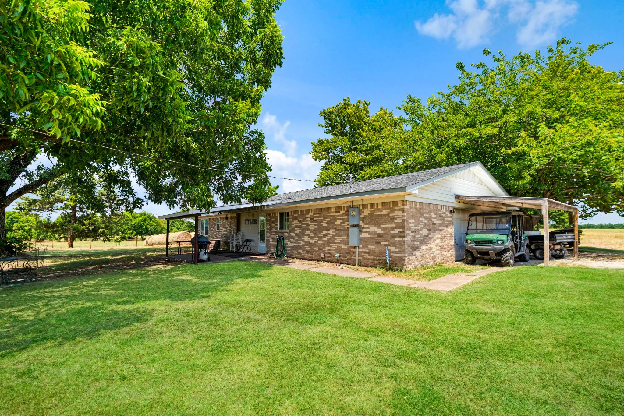Single Family Residence For Sale in Red River (TX) County , 2606 Farm Road 412, Clarksville, Texas 75426, 3 Bedrooms, 2 Bathrooms, 2 Garage spaces, 1,500 Sqft, built in 1971, Price $624,900, mls#21345269, Real Estate Agent in Clarksville, Homes For Sale in Red River (TX) county, Homes For Sale in Clarksville, Realtor in Clarksville Texas, Real Estate Brokerage Independent Realty Texas, Luminita Cordes Realtor
