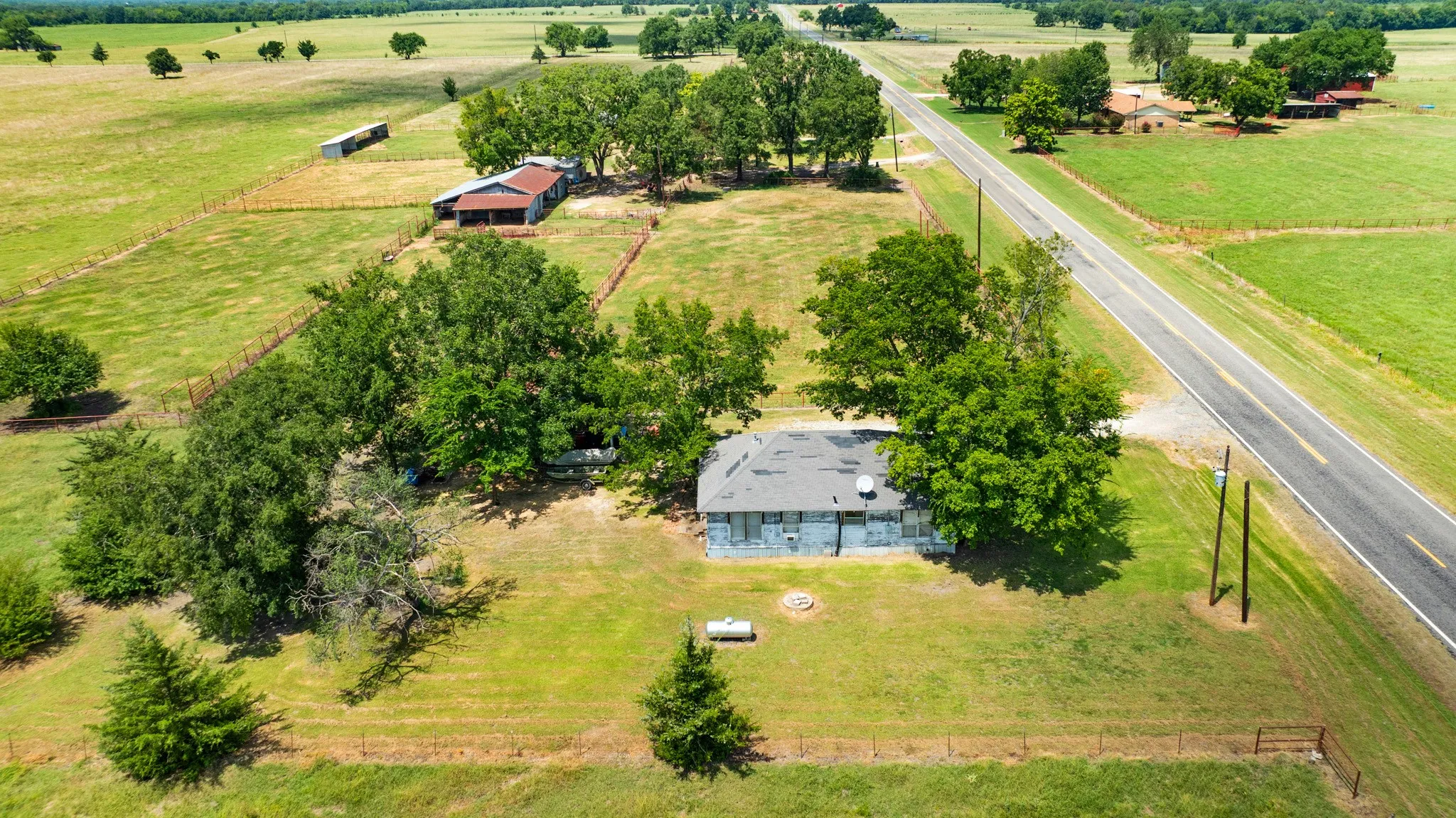 Single Family Residence For Sale in Red River (TX) County , 2606 Farm Road 412, Clarksville, Texas 75426, 3 Bedrooms, 2 Bathrooms, 2 Garage spaces, 1,500 Sqft, built in 1971, Price $624,900, mls#21345269, Real Estate Agent in Clarksville, Homes For Sale in Red River (TX) county, Homes For Sale in Clarksville, Realtor in Clarksville Texas, Real Estate Brokerage Independent Realty Texas, Luminita Cordes Realtor