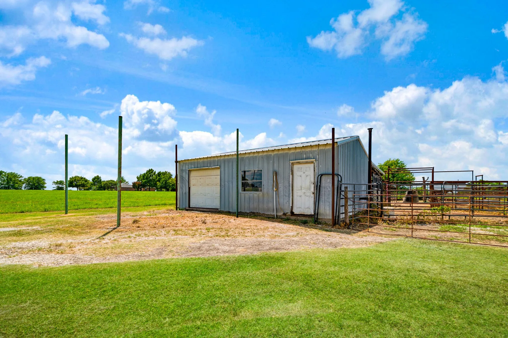 Single Family Residence For Sale in Red River (TX) County , 2606 Farm Road 412, Clarksville, Texas 75426, 3 Bedrooms, 2 Bathrooms, 2 Garage spaces, 1,500 Sqft, built in 1971, Price $624,900, mls#21345269, Real Estate Agent in Clarksville, Homes For Sale in Red River (TX) county, Homes For Sale in Clarksville, Realtor in Clarksville Texas, Real Estate Brokerage Independent Realty Texas, Luminita Cordes Realtor