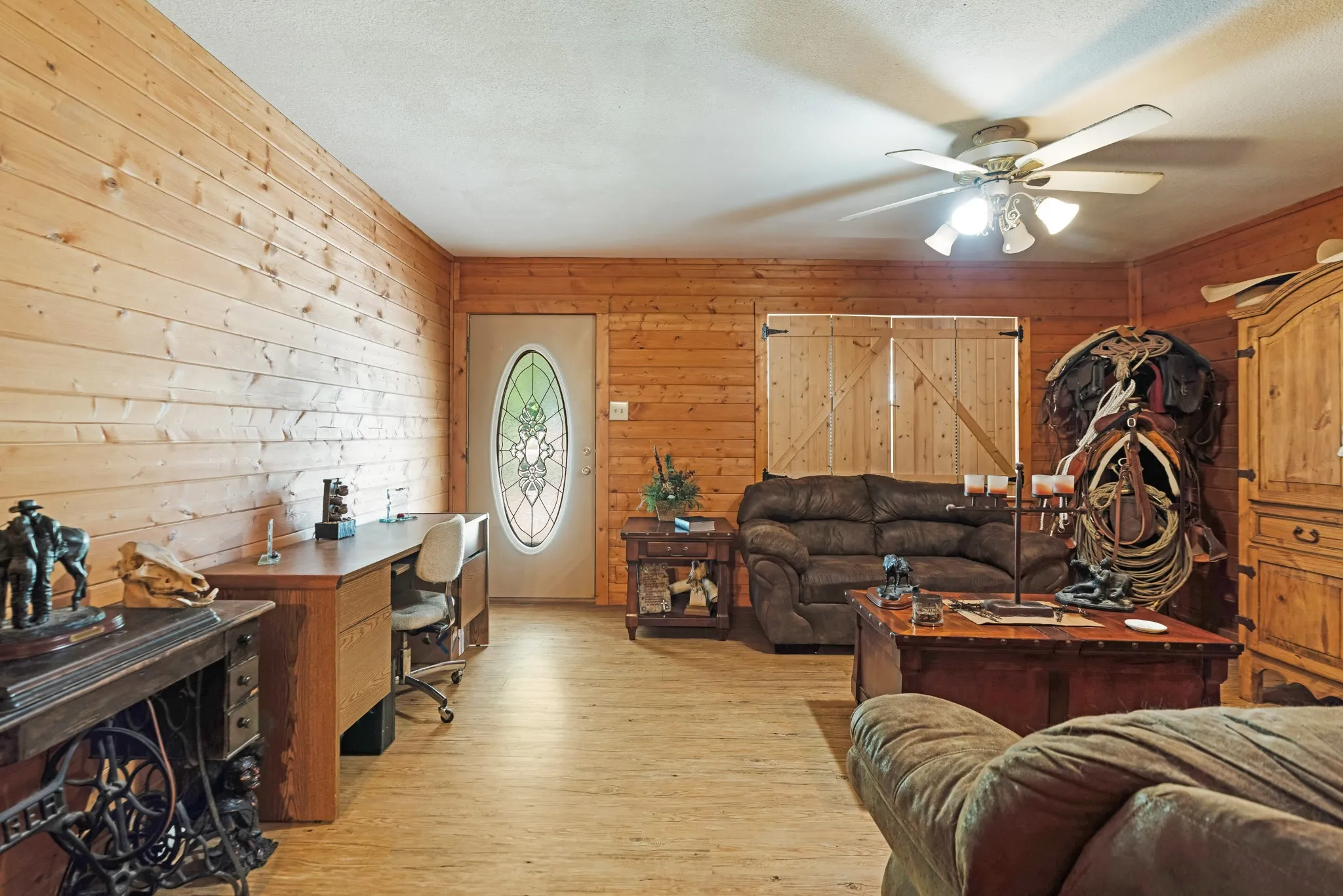 Single Family Residence For Sale in Red River (TX) County , 2606 Farm Road 412, Clarksville, Texas 75426, 3 Bedrooms, 2 Bathrooms, 2 Garage spaces, 1,500 Sqft, built in 1971, Price $624,900, mls#21345269, Real Estate Agent in Clarksville, Homes For Sale in Red River (TX) county, Homes For Sale in Clarksville, Realtor in Clarksville Texas, Real Estate Brokerage Independent Realty Texas, Luminita Cordes Realtor