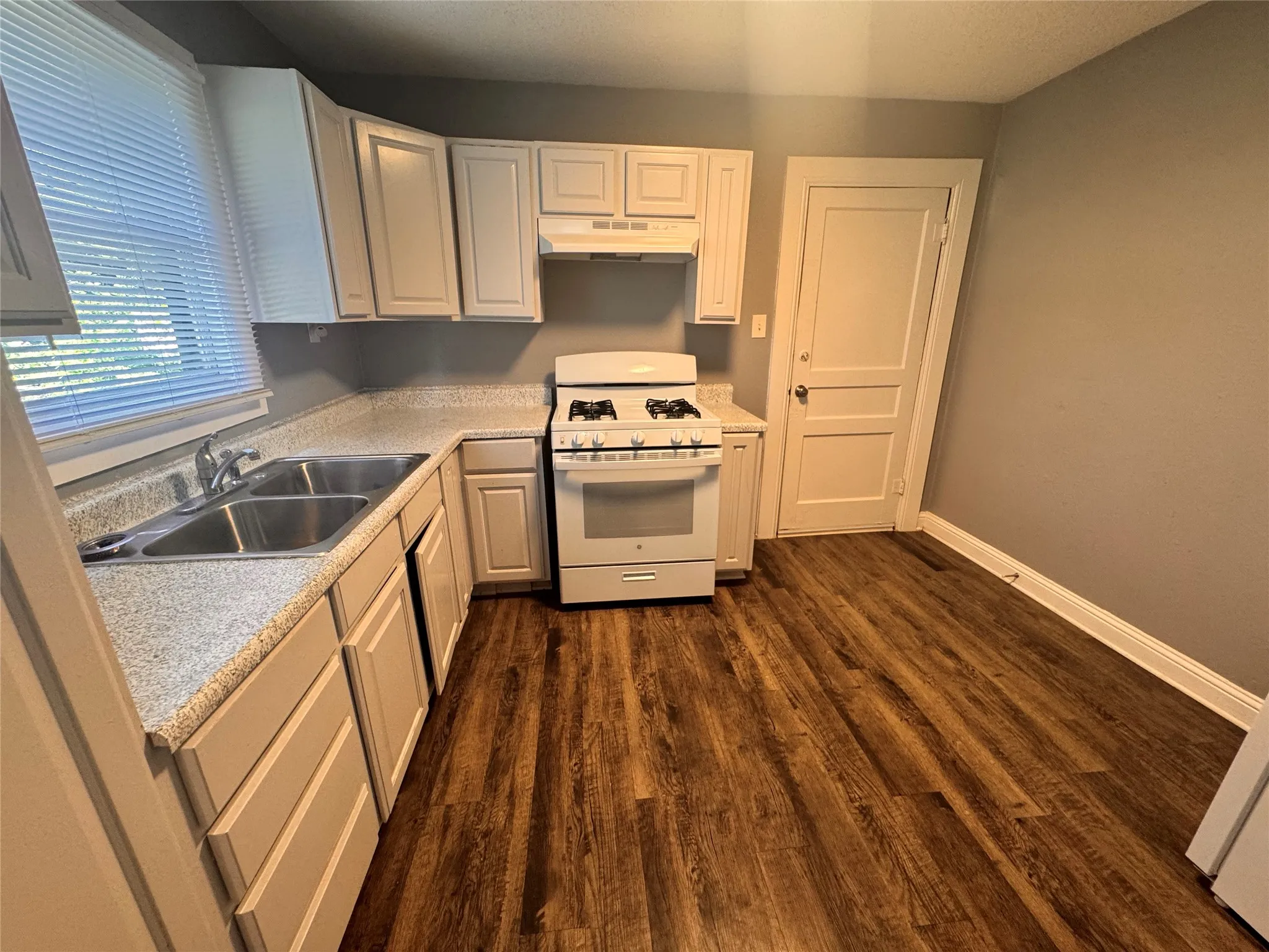 Single Family Residence For Rent in Dallas County , 130 W Avenue D, Garland, Texas 75040, 2 Bedrooms, 1 Bathroom, 1 Garage spaces, 1,082 Sqft, built in 1948, Price $1,750, mls#21345437, Real Estate Agent in Garland, Homes For Rent in Dallas county, Homes For Rent in Garland, Realtor in Garland Texas, Real Estate Brokerage Independent Realty Texas, Luminita Cordes Realtor