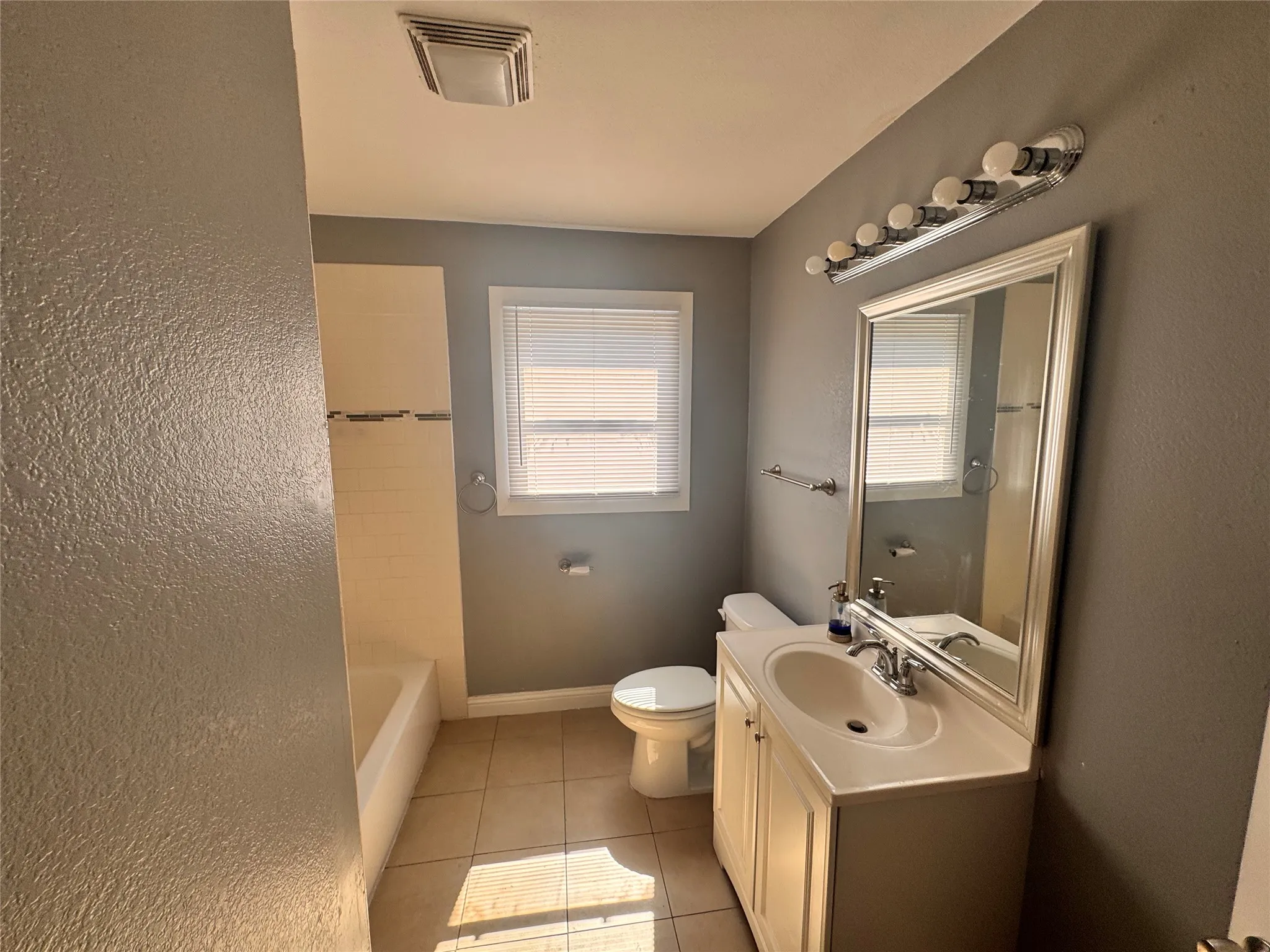 Single Family Residence For Rent in Dallas County , 130 W Avenue D, Garland, Texas 75040, 2 Bedrooms, 1 Bathroom, 1 Garage spaces, 1,082 Sqft, built in 1948, Price $1,750, mls#21345437, Real Estate Agent in Garland, Homes For Rent in Dallas county, Homes For Rent in Garland, Realtor in Garland Texas, Real Estate Brokerage Independent Realty Texas, Luminita Cordes Realtor
