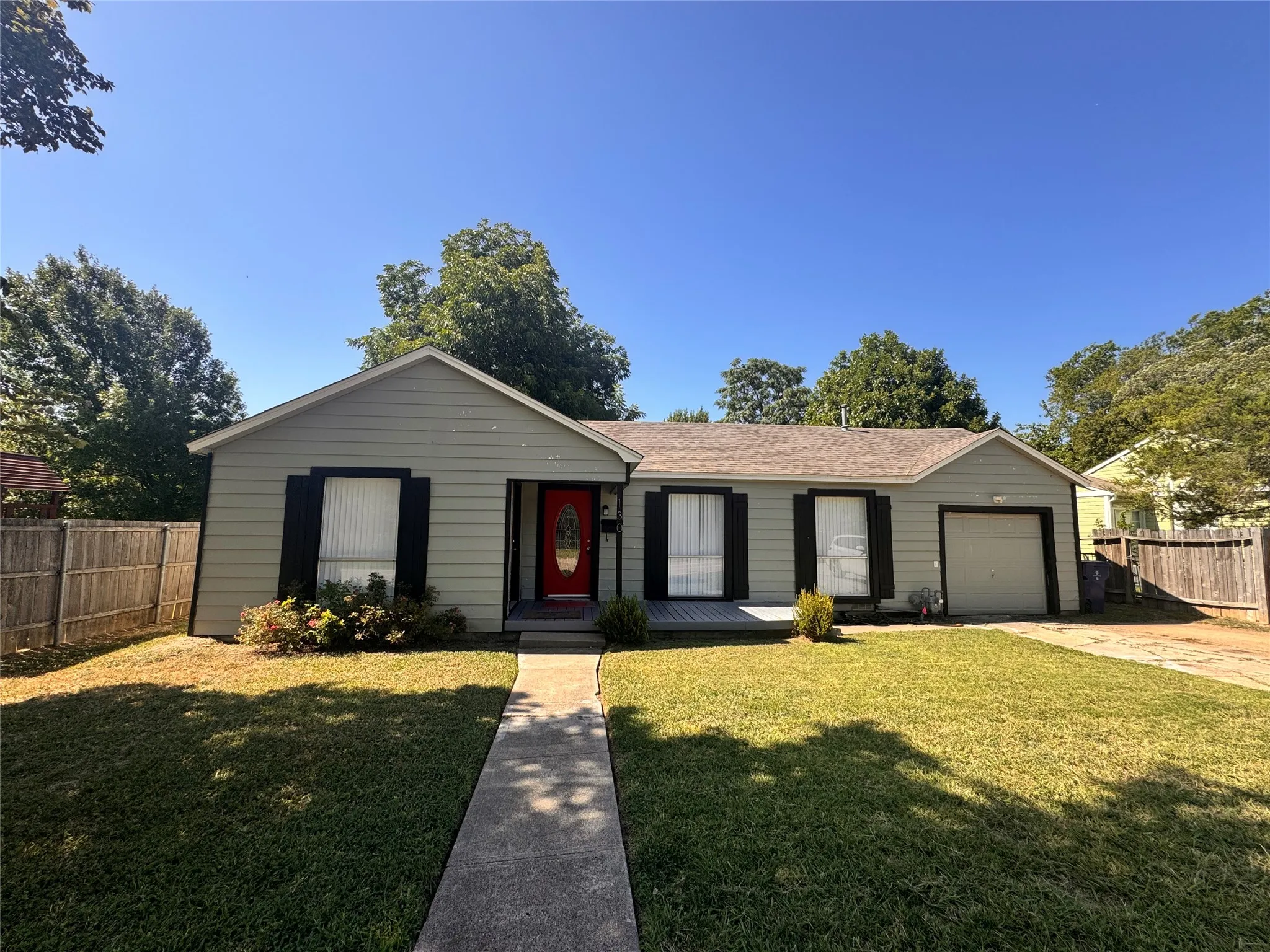 Single Family Residence For Rent in Dallas County , 130 W Avenue D, Garland, Texas 75040, 2 Bedrooms, 1 Bathroom, 1 Garage spaces, 1,082 Sqft, built in 1948, Price $1,750, mls#21345437, Real Estate Agent in Garland, Homes For Rent in Dallas county, Homes For Rent in Garland, Realtor in Garland Texas, Real Estate Brokerage Independent Realty Texas, Luminita Cordes Realtor