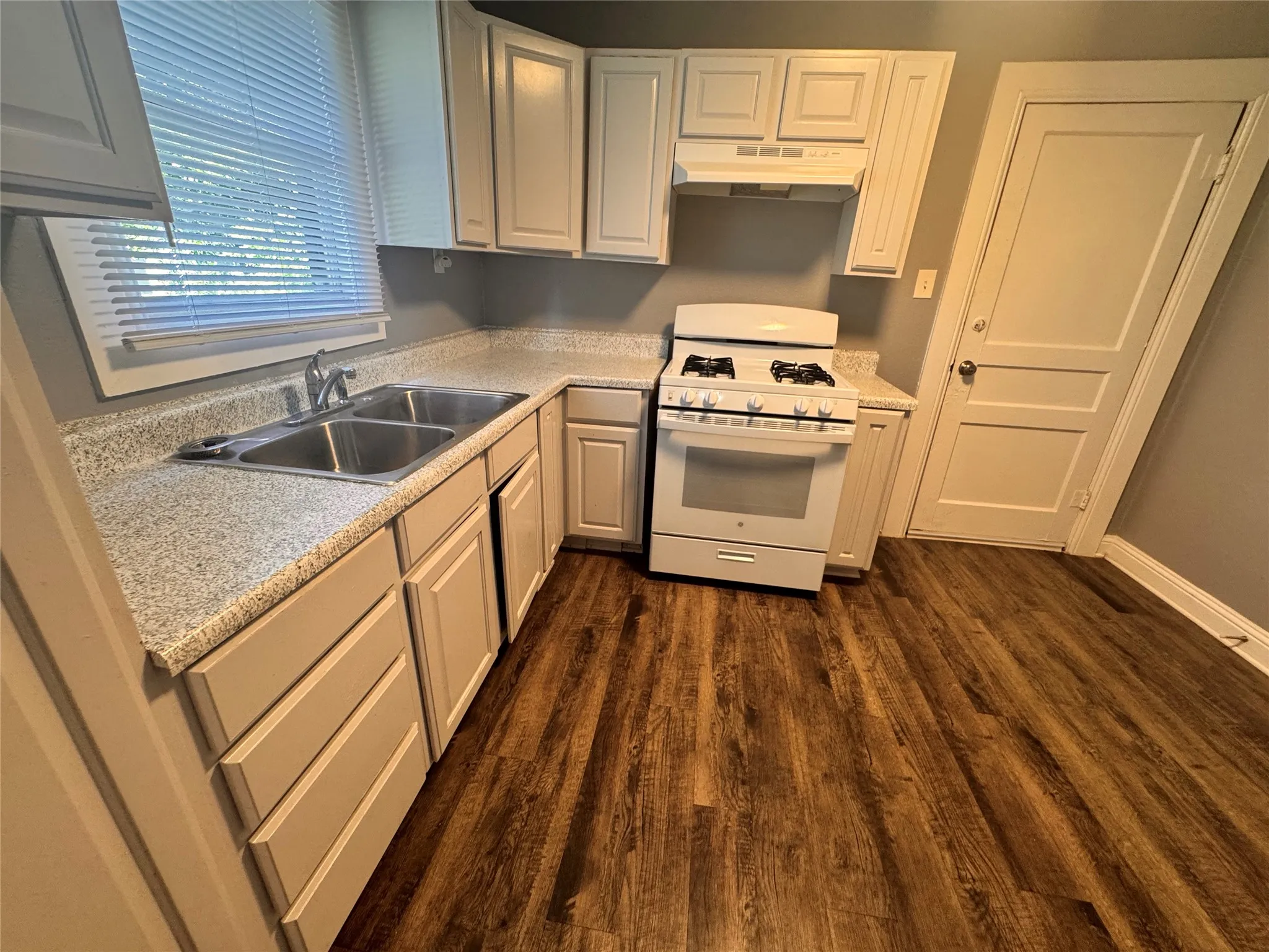 Single Family Residence For Rent in Dallas County , 130 W Avenue D, Garland, Texas 75040, 2 Bedrooms, 1 Bathroom, 1 Garage spaces, 1,082 Sqft, built in 1948, Price $1,750, mls#21345437, Real Estate Agent in Garland, Homes For Rent in Dallas county, Homes For Rent in Garland, Realtor in Garland Texas, Real Estate Brokerage Independent Realty Texas, Luminita Cordes Realtor
