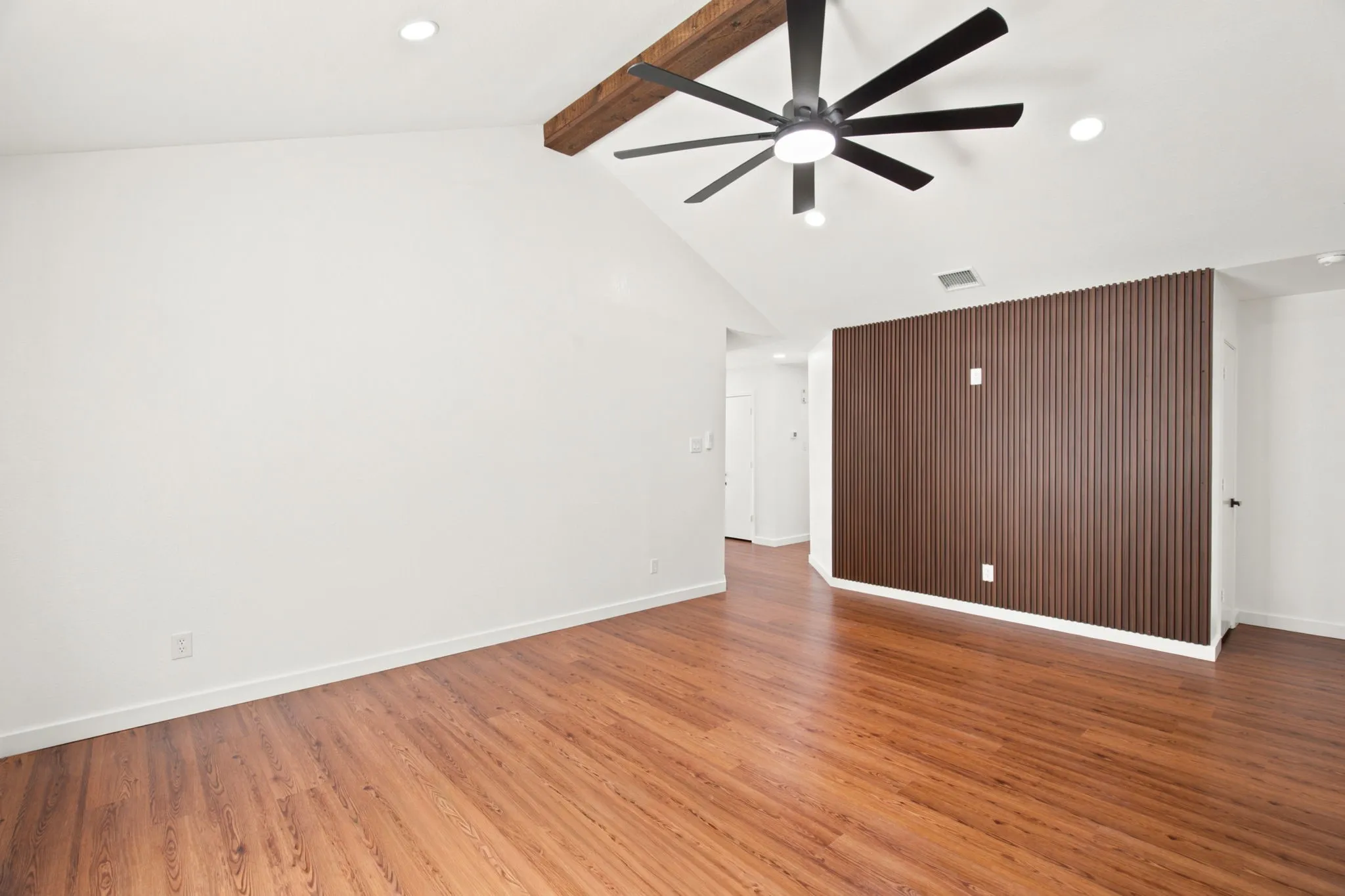 Single Family Residence For Sale in Dallas County , 1720 N Bent Tree Trail, Grand Prairie, Texas 75052, 3 Bedroom, 2 Bathroom, 2 Garage spaces, 1,383 Sqft, built in 1998, mls#21344679, Real Estate Agent in Grand Prairie, Homes For Sale in Dallas county, Homes For Sale in Grand Prairie, Realtor in Grand Prairie Texas, Real Estate Brokerage Independent Realty Texas, Luminita Cordes Realtor