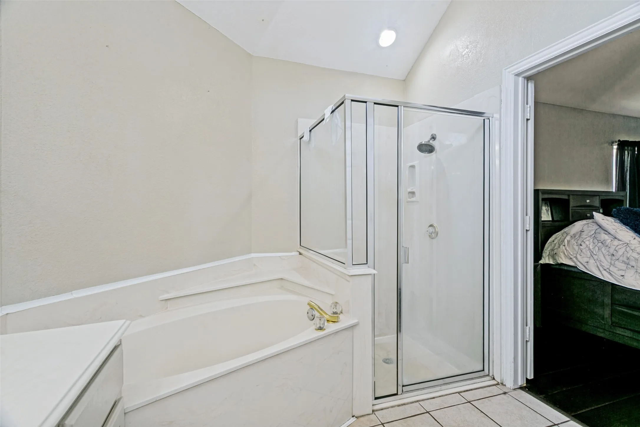 Single Family Residence For Sale in Tarrant County , 1228 Falcon Trail, Bedford, Texas 76021, 3 Bedroom, 2 Bathroom, 2 Garage spaces, 1,346 Sqft, built in 1995, mls#21345429, Real Estate Agent in Bedford, Homes For Sale in Tarrant county, Homes For Sale in Bedford, Realtor in Bedford Texas, Real Estate Brokerage Independent Realty Texas, Luminita Cordes Realtor