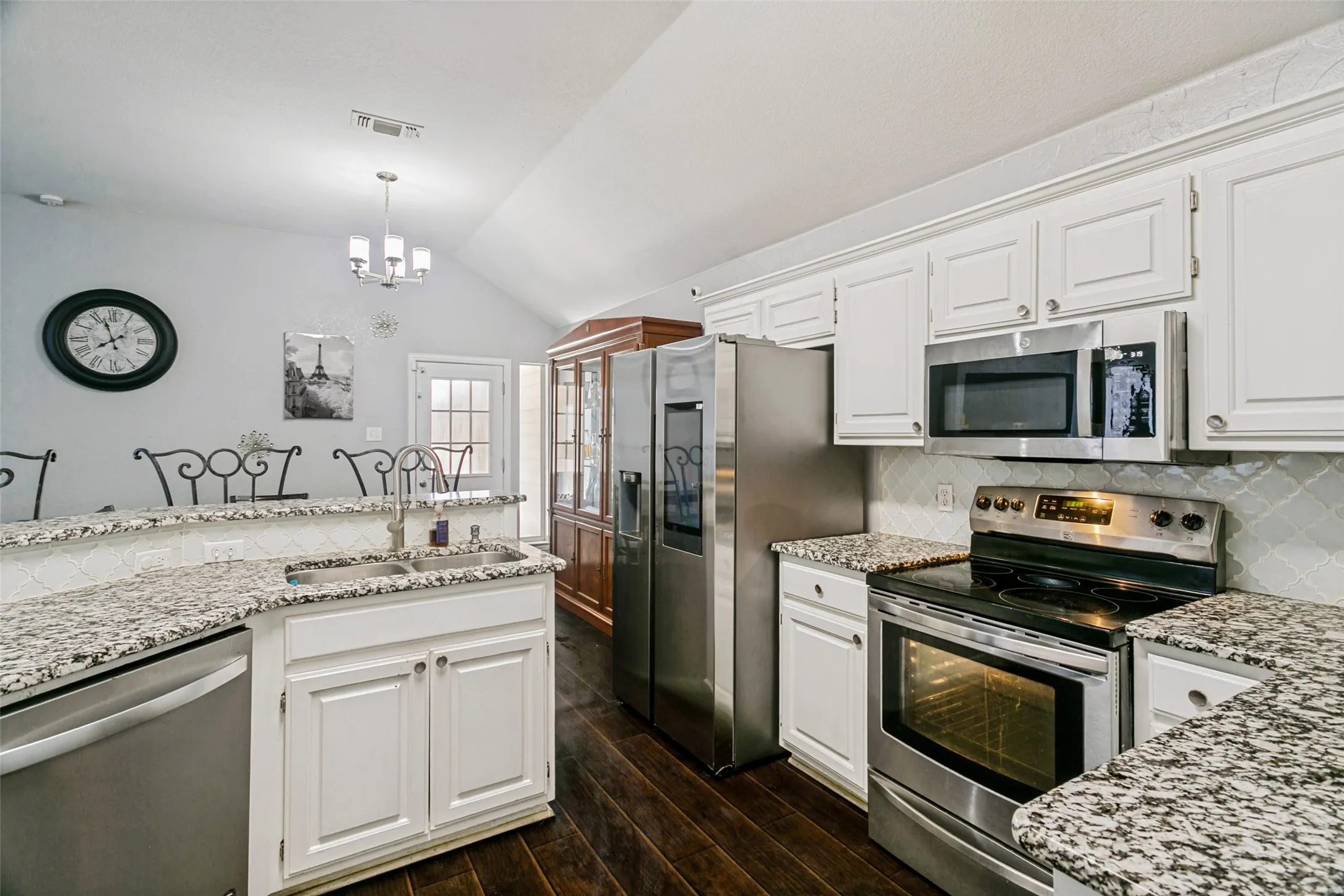 Single Family Residence For Sale in Tarrant County , 1228 Falcon Trail, Bedford, Texas 76021, 3 Bedroom, 2 Bathroom, 2 Garage spaces, 1,346 Sqft, built in 1995, mls#21345429, Real Estate Agent in Bedford, Homes For Sale in Tarrant county, Homes For Sale in Bedford, Realtor in Bedford Texas, Real Estate Brokerage Independent Realty Texas, Luminita Cordes Realtor