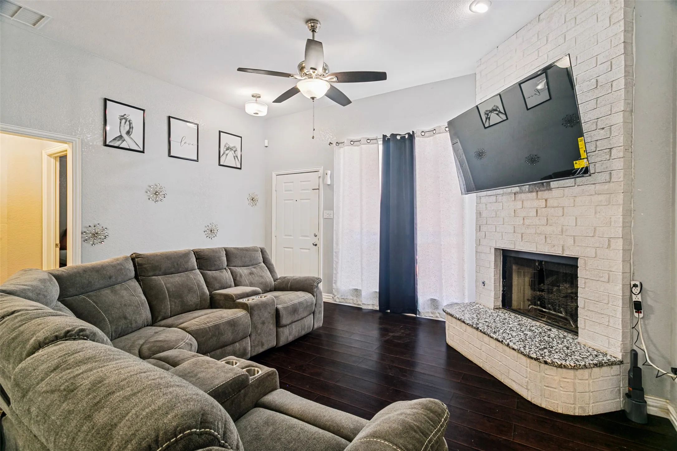 Single Family Residence For Sale in Tarrant County , 1228 Falcon Trail, Bedford, Texas 76021, 3 Bedroom, 2 Bathroom, 2 Garage spaces, 1,346 Sqft, built in 1995, mls#21345429, Real Estate Agent in Bedford, Homes For Sale in Tarrant county, Homes For Sale in Bedford, Realtor in Bedford Texas, Real Estate Brokerage Independent Realty Texas, Luminita Cordes Realtor
