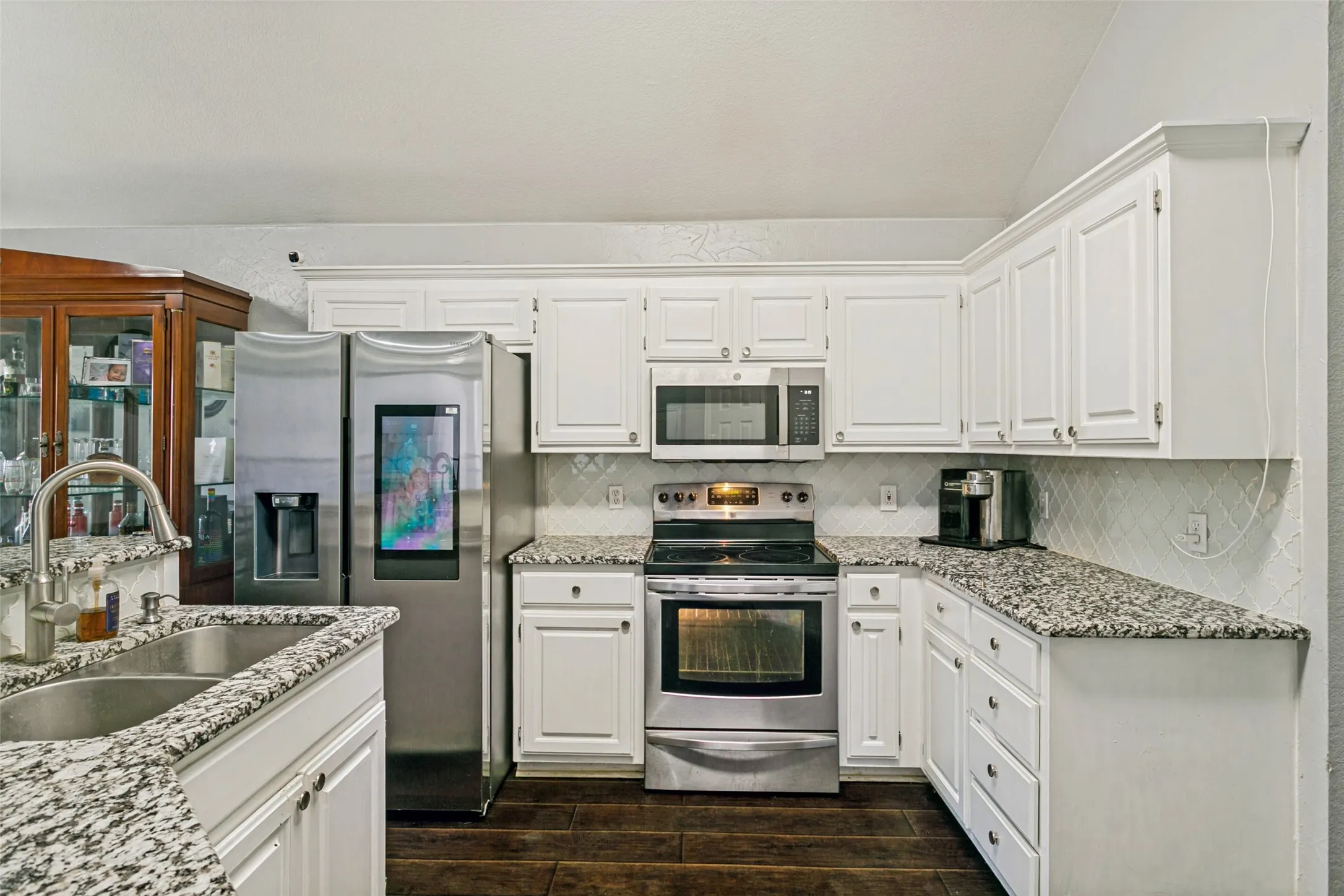 Single Family Residence For Sale in Tarrant County , 1228 Falcon Trail, Bedford, Texas 76021, 3 Bedroom, 2 Bathroom, 2 Garage spaces, 1,346 Sqft, built in 1995, mls#21345429, Real Estate Agent in Bedford, Homes For Sale in Tarrant county, Homes For Sale in Bedford, Realtor in Bedford Texas, Real Estate Brokerage Independent Realty Texas, Luminita Cordes Realtor