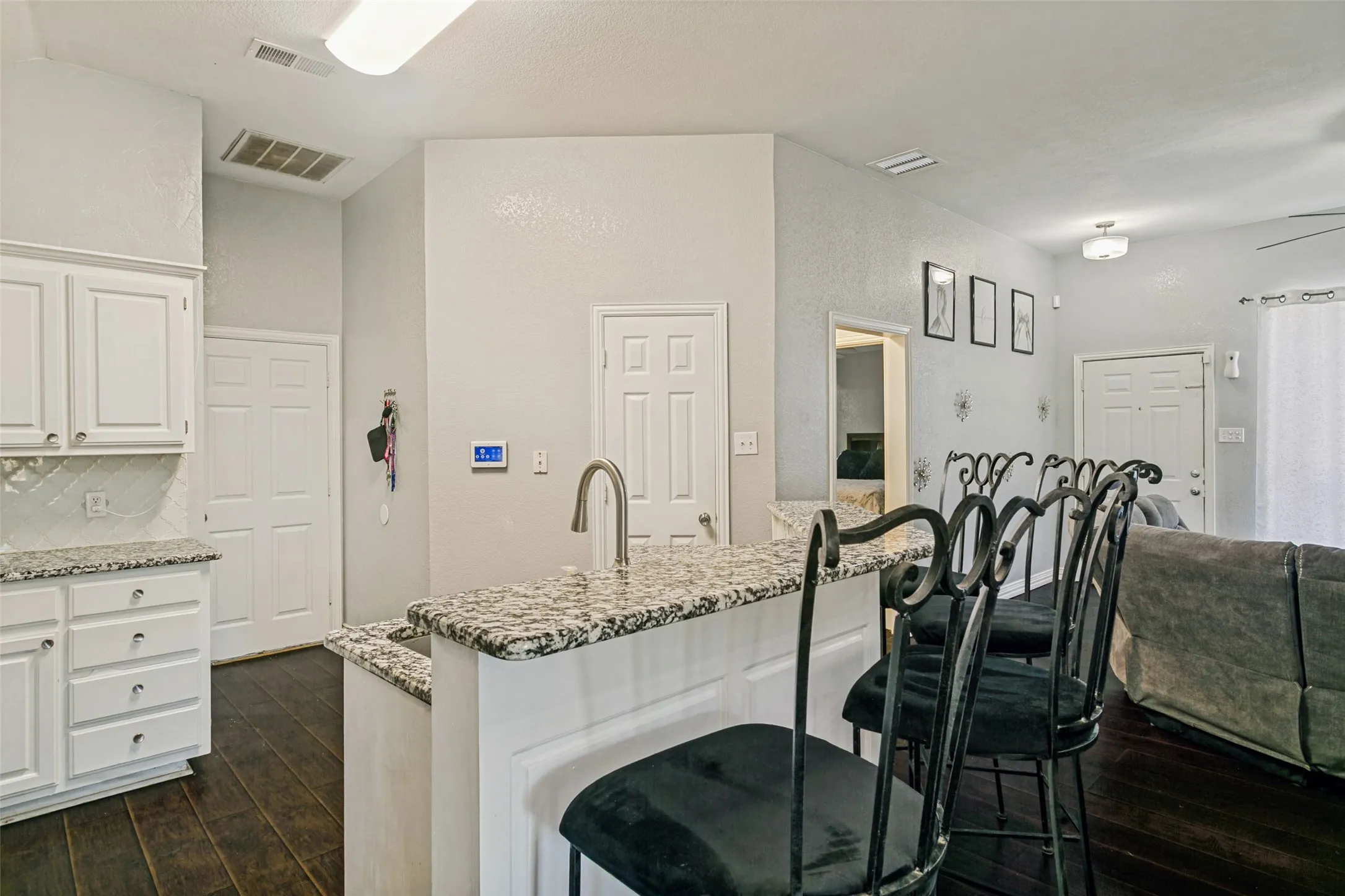 Single Family Residence For Sale in Tarrant County , 1228 Falcon Trail, Bedford, Texas 76021, 3 Bedroom, 2 Bathroom, 2 Garage spaces, 1,346 Sqft, built in 1995, mls#21345429, Real Estate Agent in Bedford, Homes For Sale in Tarrant county, Homes For Sale in Bedford, Realtor in Bedford Texas, Real Estate Brokerage Independent Realty Texas, Luminita Cordes Realtor
