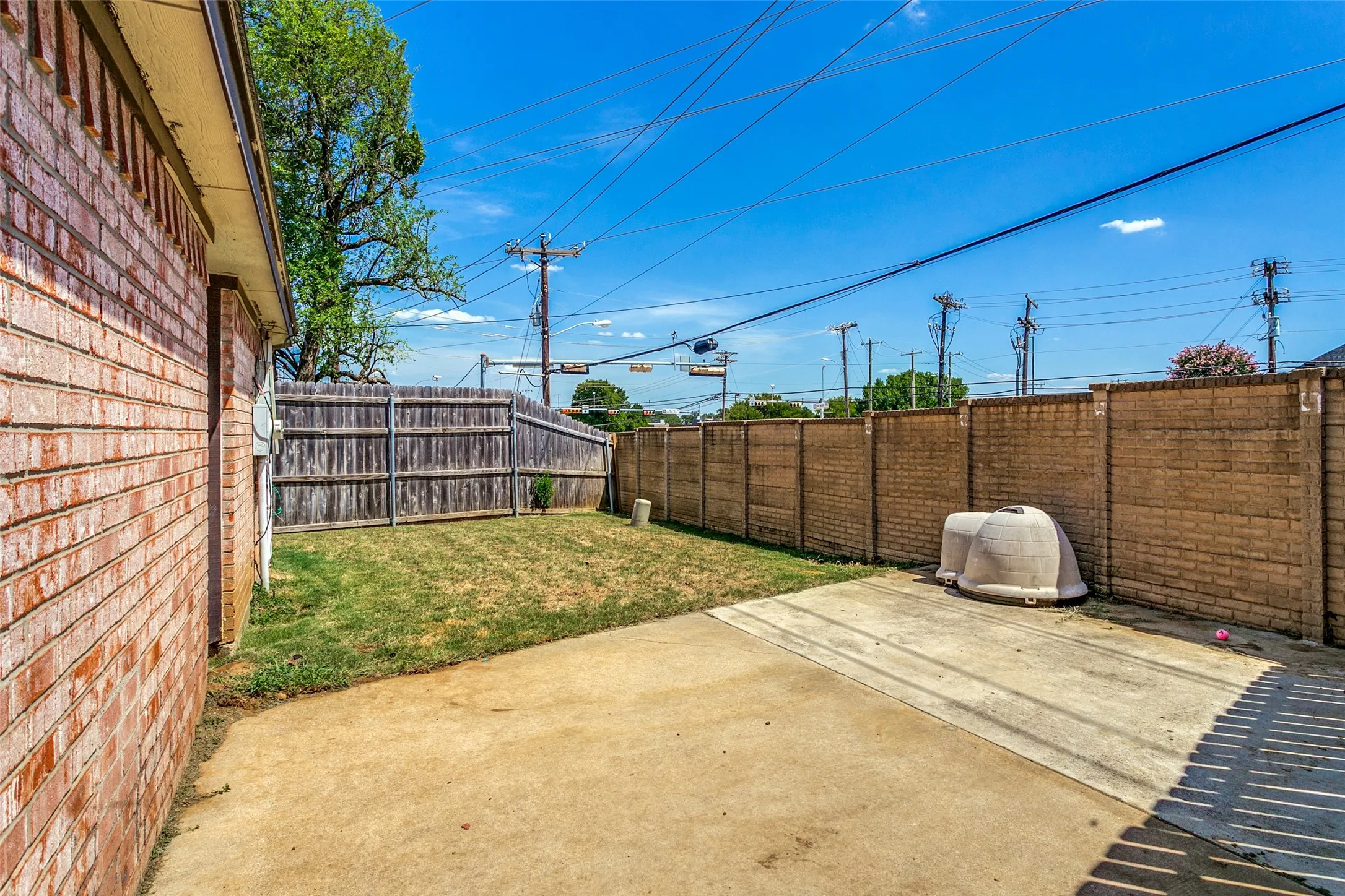 Single Family Residence For Sale in Tarrant County , 1228 Falcon Trail, Bedford, Texas 76021, 3 Bedroom, 2 Bathroom, 2 Garage spaces, 1,346 Sqft, built in 1995, mls#21345429, Real Estate Agent in Bedford, Homes For Sale in Tarrant county, Homes For Sale in Bedford, Realtor in Bedford Texas, Real Estate Brokerage Independent Realty Texas, Luminita Cordes Realtor