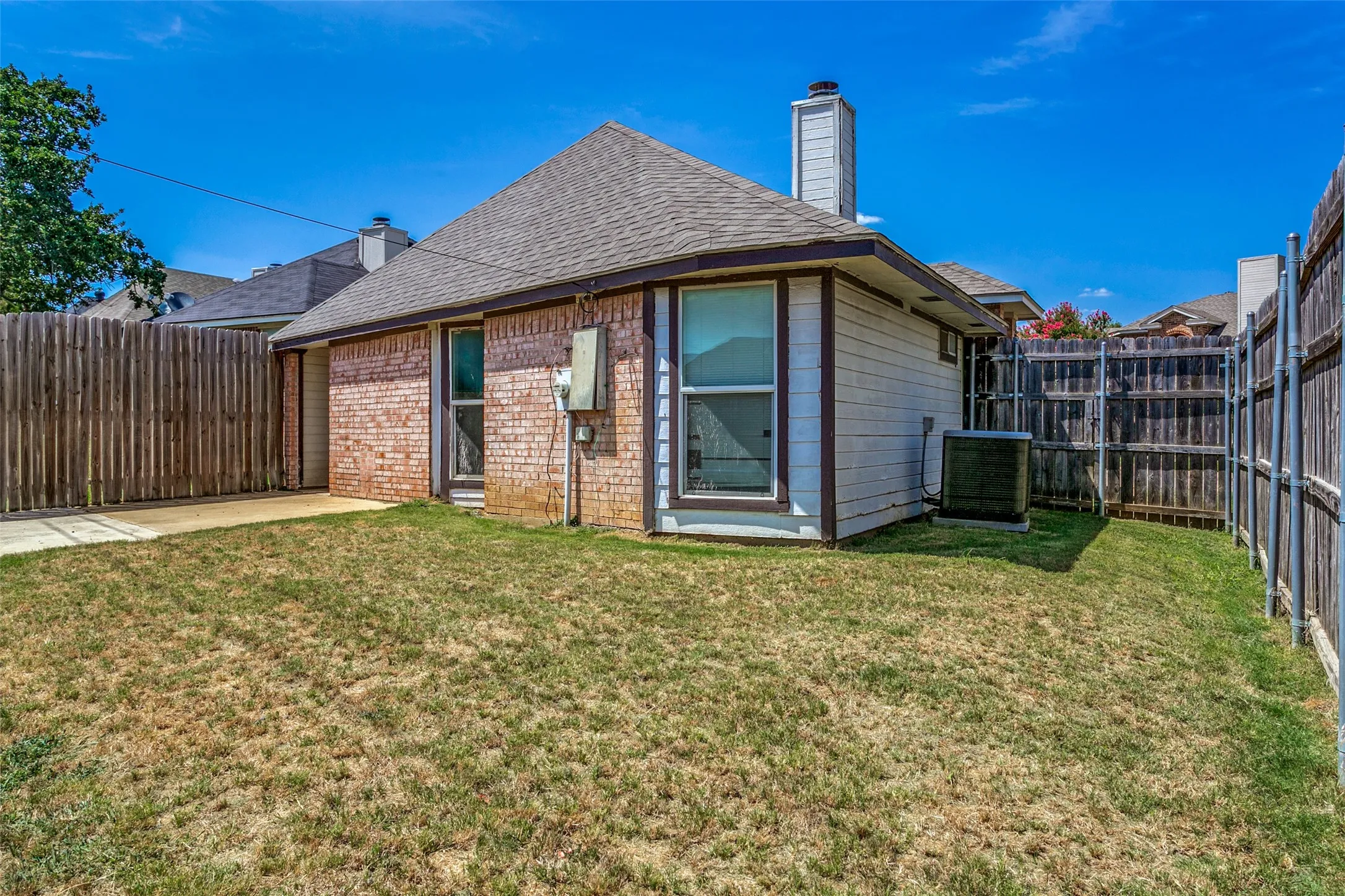 Single Family Residence For Sale in Tarrant County , 1228 Falcon Trail, Bedford, Texas 76021, 3 Bedroom, 2 Bathroom, 2 Garage spaces, 1,346 Sqft, built in 1995, mls#21345429, Real Estate Agent in Bedford, Homes For Sale in Tarrant county, Homes For Sale in Bedford, Realtor in Bedford Texas, Real Estate Brokerage Independent Realty Texas, Luminita Cordes Realtor