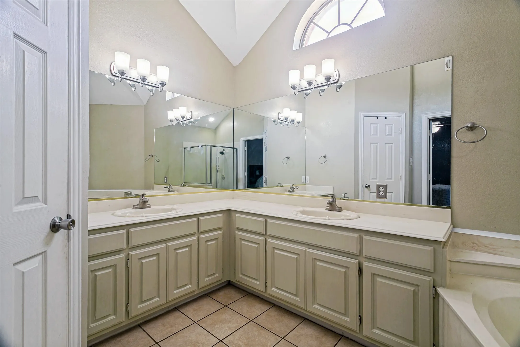 Single Family Residence For Sale in Tarrant County , 1228 Falcon Trail, Bedford, Texas 76021, 3 Bedroom, 2 Bathroom, 2 Garage spaces, 1,346 Sqft, built in 1995, mls#21345429, Real Estate Agent in Bedford, Homes For Sale in Tarrant county, Homes For Sale in Bedford, Realtor in Bedford Texas, Real Estate Brokerage Independent Realty Texas, Luminita Cordes Realtor