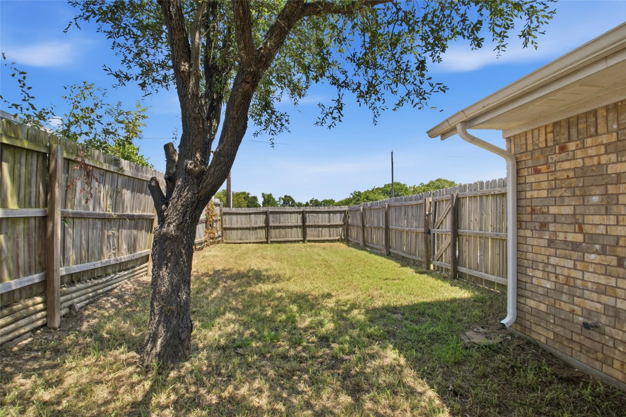 Single Family Residence For Sale in Cooke County , 2323 Jodi Lane, Gainesville, Texas 76240, 3 Bedroom, 2 Bathroom, 2 Garage spaces, 1,668 Sqft, built in 2007, mls#21345438, Real Estate Agent in Gainesville, Homes For Sale in Cooke county, Homes For Sale in Gainesville, Realtor in Gainesville Texas, Real Estate Brokerage Independent Realty Texas, Luminita Cordes Realtor