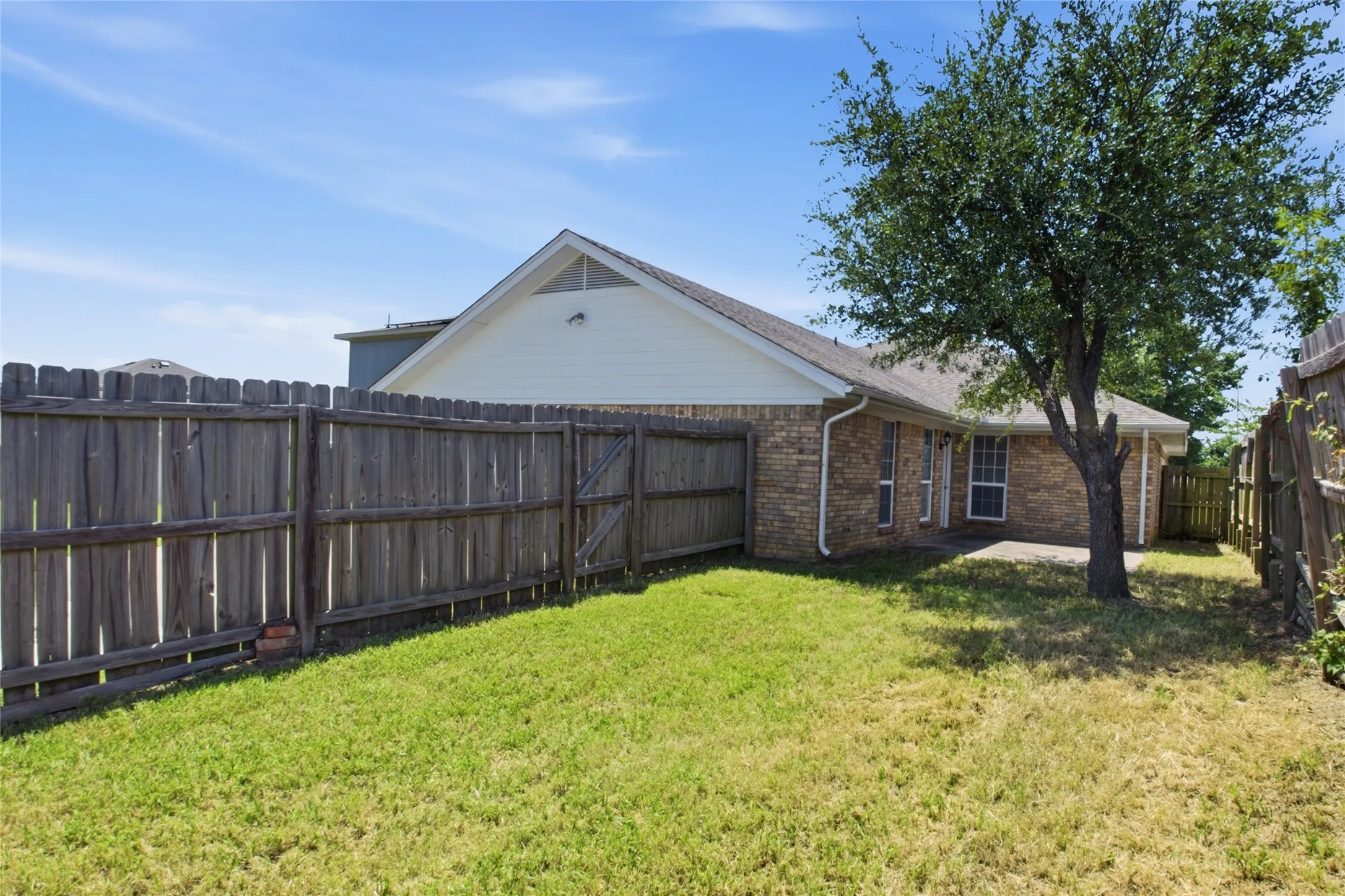 Single Family Residence For Sale in Cooke County , 2323 Jodi Lane, Gainesville, Texas 76240, 3 Bedroom, 2 Bathroom, 2 Garage spaces, 1,668 Sqft, built in 2007, mls#21345438, Real Estate Agent in Gainesville, Homes For Sale in Cooke county, Homes For Sale in Gainesville, Realtor in Gainesville Texas, Real Estate Brokerage Independent Realty Texas, Luminita Cordes Realtor