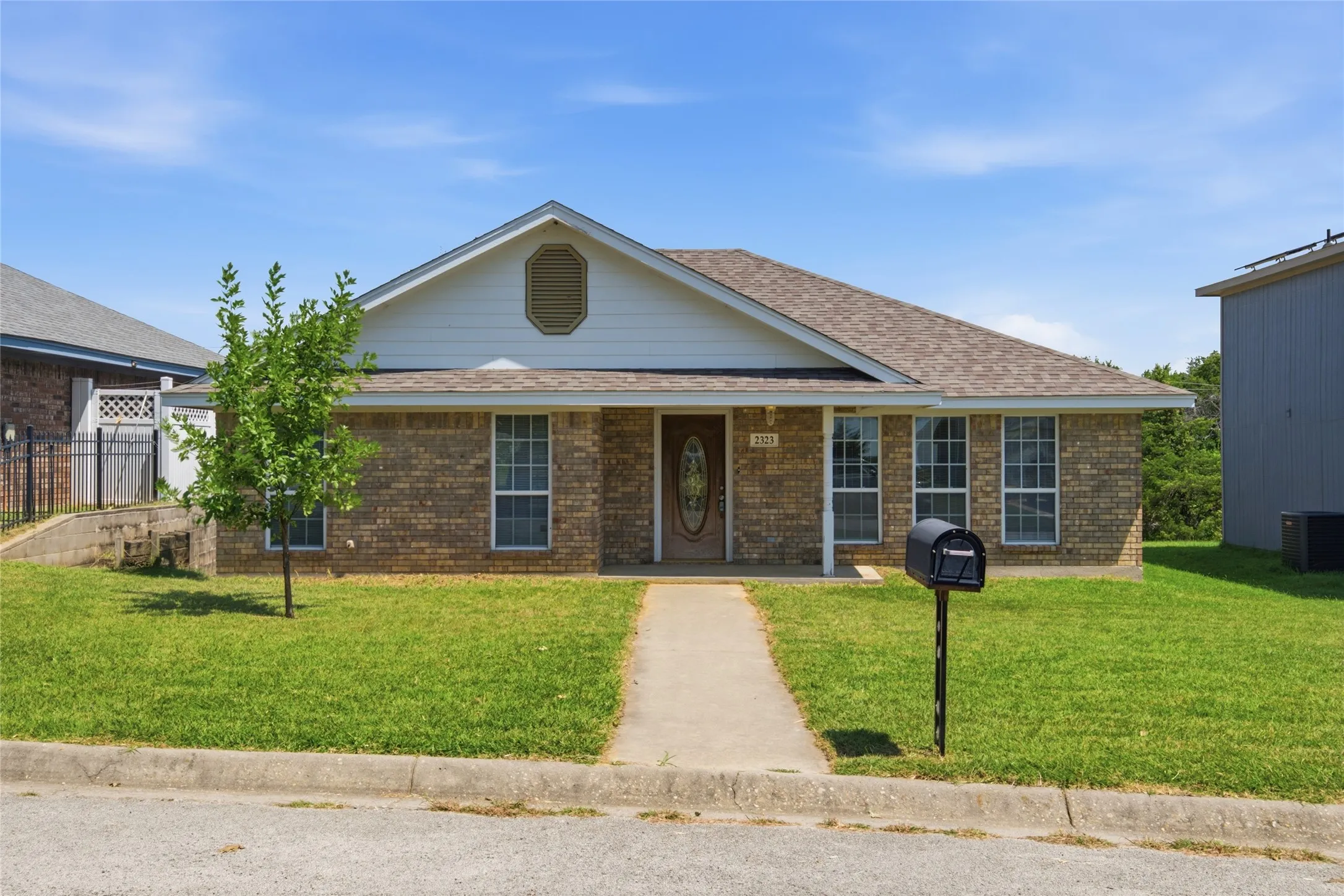 Single Family Residence For Sale in Cooke County , 2323 Jodi Lane, Gainesville, Texas 76240, 3 Bedroom, 2 Bathroom, 2 Garage spaces, 1,668 Sqft, built in 2007, mls#21345438, Real Estate Agent in Gainesville, Homes For Sale in Cooke county, Homes For Sale in Gainesville, Realtor in Gainesville Texas, Real Estate Brokerage Independent Realty Texas, Luminita Cordes Realtor