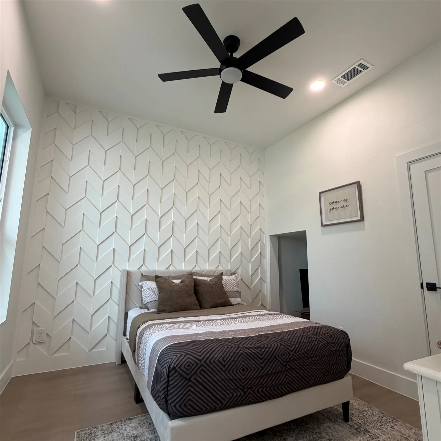 SMALL 1ST FL BEDROOM OR OFFICE