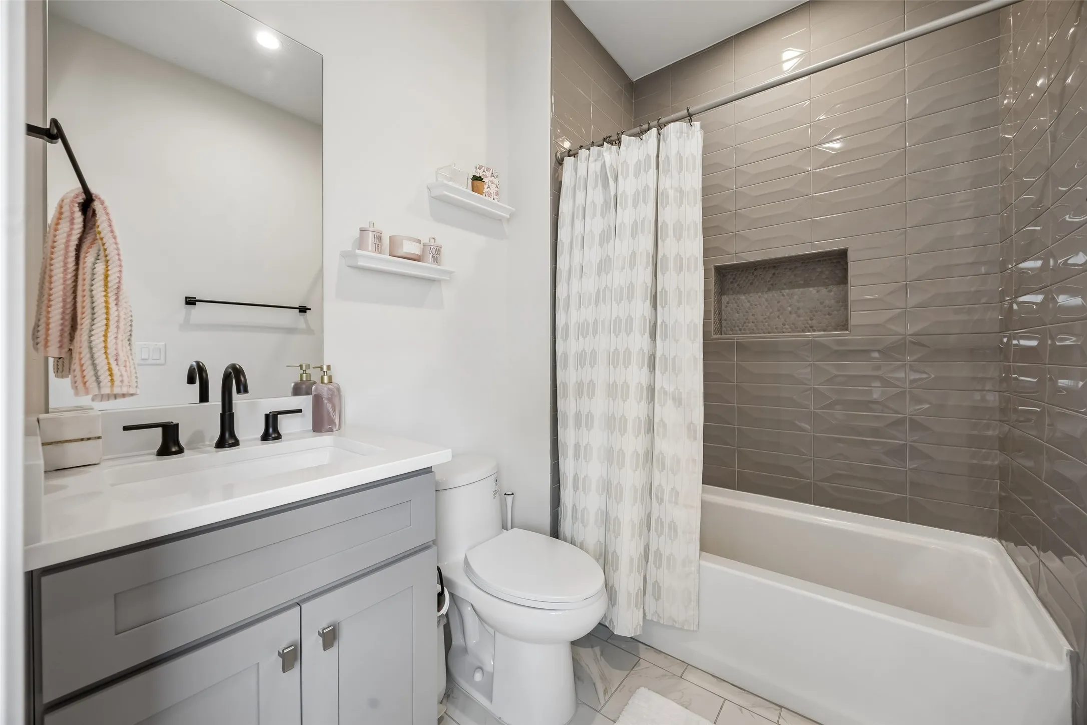 Condominium For Sale in Dallas County , 13900 Noel Road 301, Dallas, Texas 75240, 2 Bedroom, 3 Bathroom, 2 Garage spaces, 1,565 Sqft, built in 2022, mls#21344309, Real Estate Agent in Dallas, Homes For Sale in Dallas county, Homes For Sale in Dallas, Realtor in Dallas Texas, Real Estate Brokerage Independent Realty Texas, Luminita Cordes Realtor