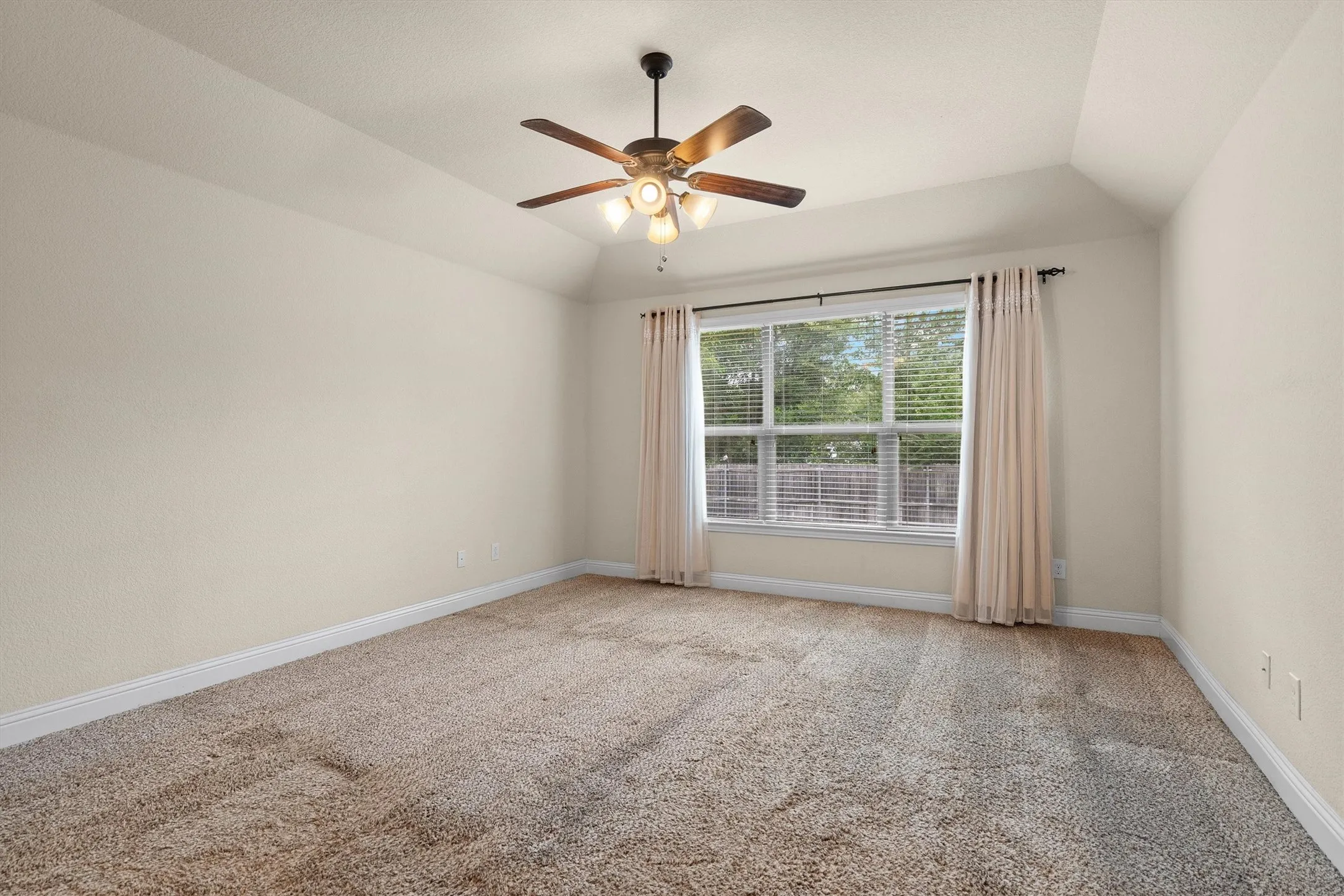 Single Family Residence For Sale in Denton County , 3913 Roxbury Street, Denton, Texas 76210, 3 Bedroom, 2 Bathroom, 2 Garage spaces, 1,918 Sqft, built in 2016, mls#21340574, Real Estate Agent in Denton, Homes For Sale in Denton county, Homes For Sale in Denton, Realtor in Denton Texas, Real Estate Brokerage Independent Realty Texas, Luminita Cordes Realtor