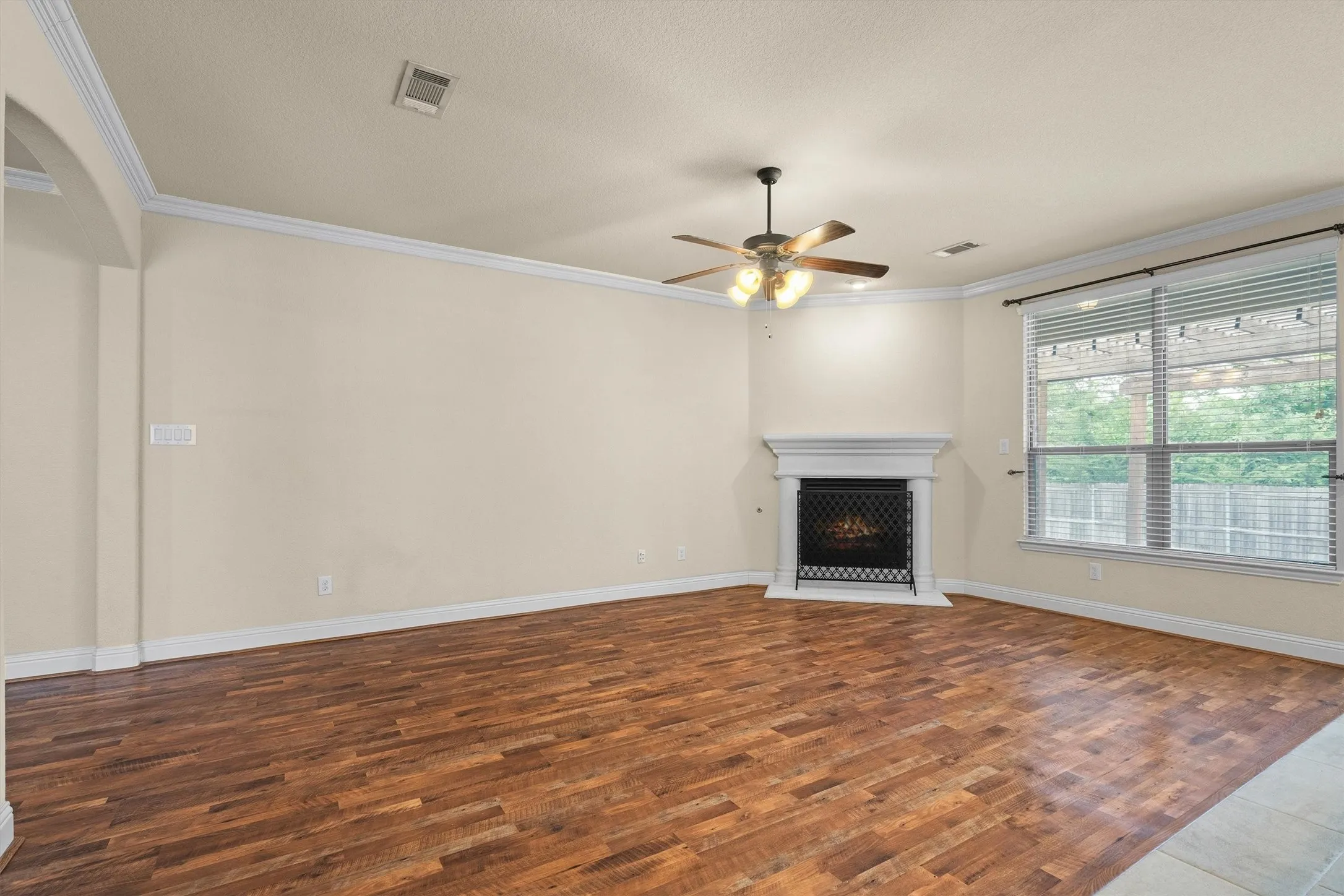 Single Family Residence For Sale in Denton County , 3913 Roxbury Street, Denton, Texas 76210, 3 Bedroom, 2 Bathroom, 2 Garage spaces, 1,918 Sqft, built in 2016, mls#21340574, Real Estate Agent in Denton, Homes For Sale in Denton county, Homes For Sale in Denton, Realtor in Denton Texas, Real Estate Brokerage Independent Realty Texas, Luminita Cordes Realtor
