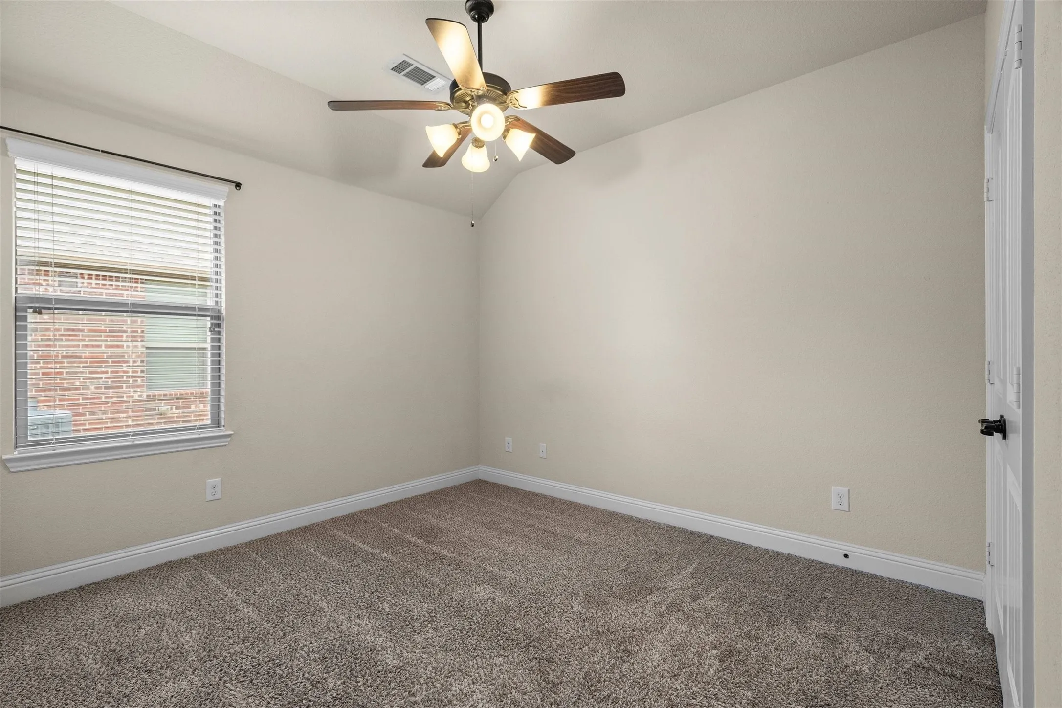 Single Family Residence For Sale in Denton County , 3913 Roxbury Street, Denton, Texas 76210, 3 Bedroom, 2 Bathroom, 2 Garage spaces, 1,918 Sqft, built in 2016, mls#21340574, Real Estate Agent in Denton, Homes For Sale in Denton county, Homes For Sale in Denton, Realtor in Denton Texas, Real Estate Brokerage Independent Realty Texas, Luminita Cordes Realtor