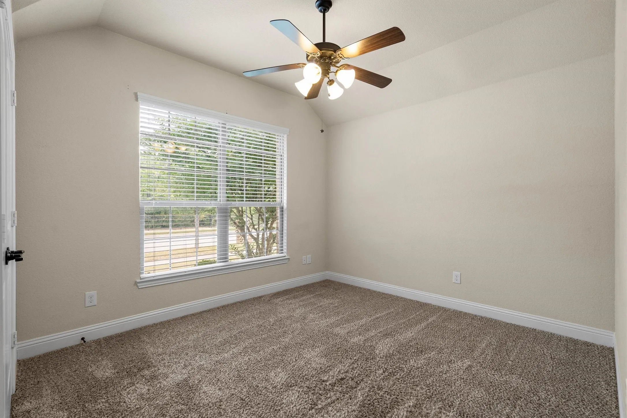 Single Family Residence For Sale in Denton County , 3913 Roxbury Street, Denton, Texas 76210, 3 Bedroom, 2 Bathroom, 2 Garage spaces, 1,918 Sqft, built in 2016, mls#21340574, Real Estate Agent in Denton, Homes For Sale in Denton county, Homes For Sale in Denton, Realtor in Denton Texas, Real Estate Brokerage Independent Realty Texas, Luminita Cordes Realtor