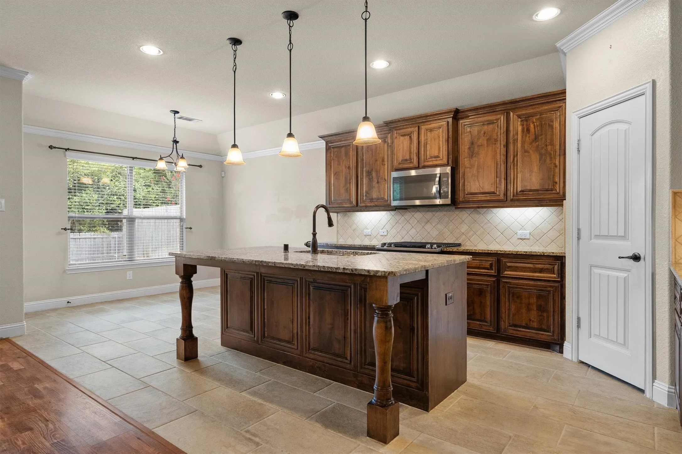 Single Family Residence For Sale in Denton County , 3913 Roxbury Street, Denton, Texas 76210, 3 Bedroom, 2 Bathroom, 2 Garage spaces, 1,918 Sqft, built in 2016, mls#21340574, Real Estate Agent in Denton, Homes For Sale in Denton county, Homes For Sale in Denton, Realtor in Denton Texas, Real Estate Brokerage Independent Realty Texas, Luminita Cordes Realtor