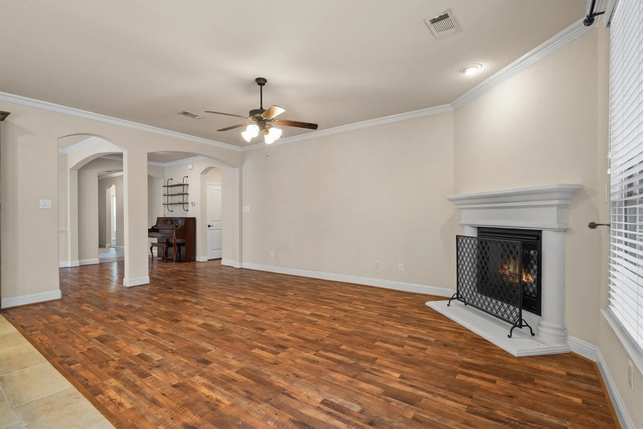 Single Family Residence For Sale in Denton County , 3913 Roxbury Street, Denton, Texas 76210, 3 Bedroom, 2 Bathroom, 2 Garage spaces, 1,918 Sqft, built in 2016, mls#21340574, Real Estate Agent in Denton, Homes For Sale in Denton county, Homes For Sale in Denton, Realtor in Denton Texas, Real Estate Brokerage Independent Realty Texas, Luminita Cordes Realtor