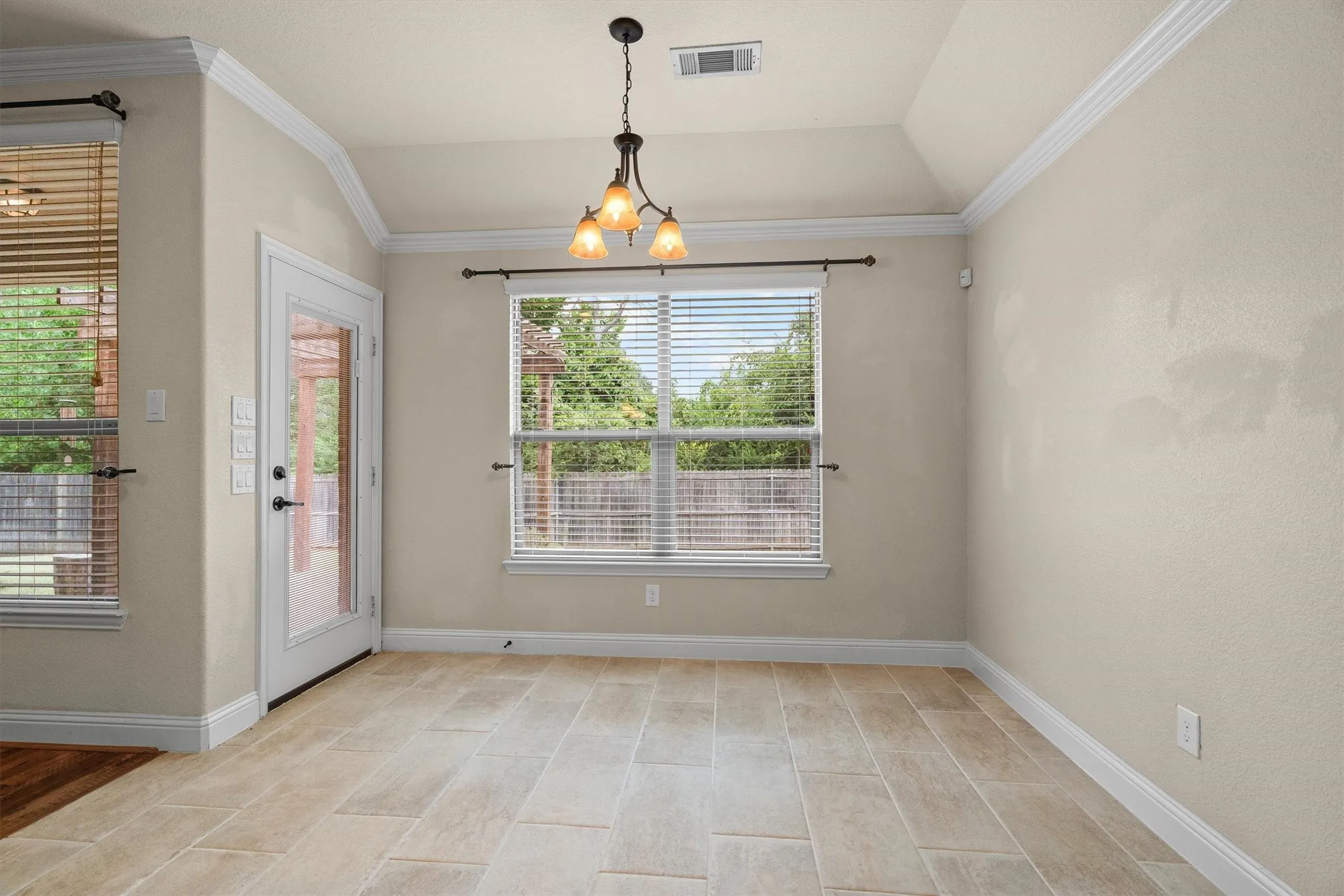 Single Family Residence For Sale in Denton County , 3913 Roxbury Street, Denton, Texas 76210, 3 Bedroom, 2 Bathroom, 2 Garage spaces, 1,918 Sqft, built in 2016, mls#21340574, Real Estate Agent in Denton, Homes For Sale in Denton county, Homes For Sale in Denton, Realtor in Denton Texas, Real Estate Brokerage Independent Realty Texas, Luminita Cordes Realtor
