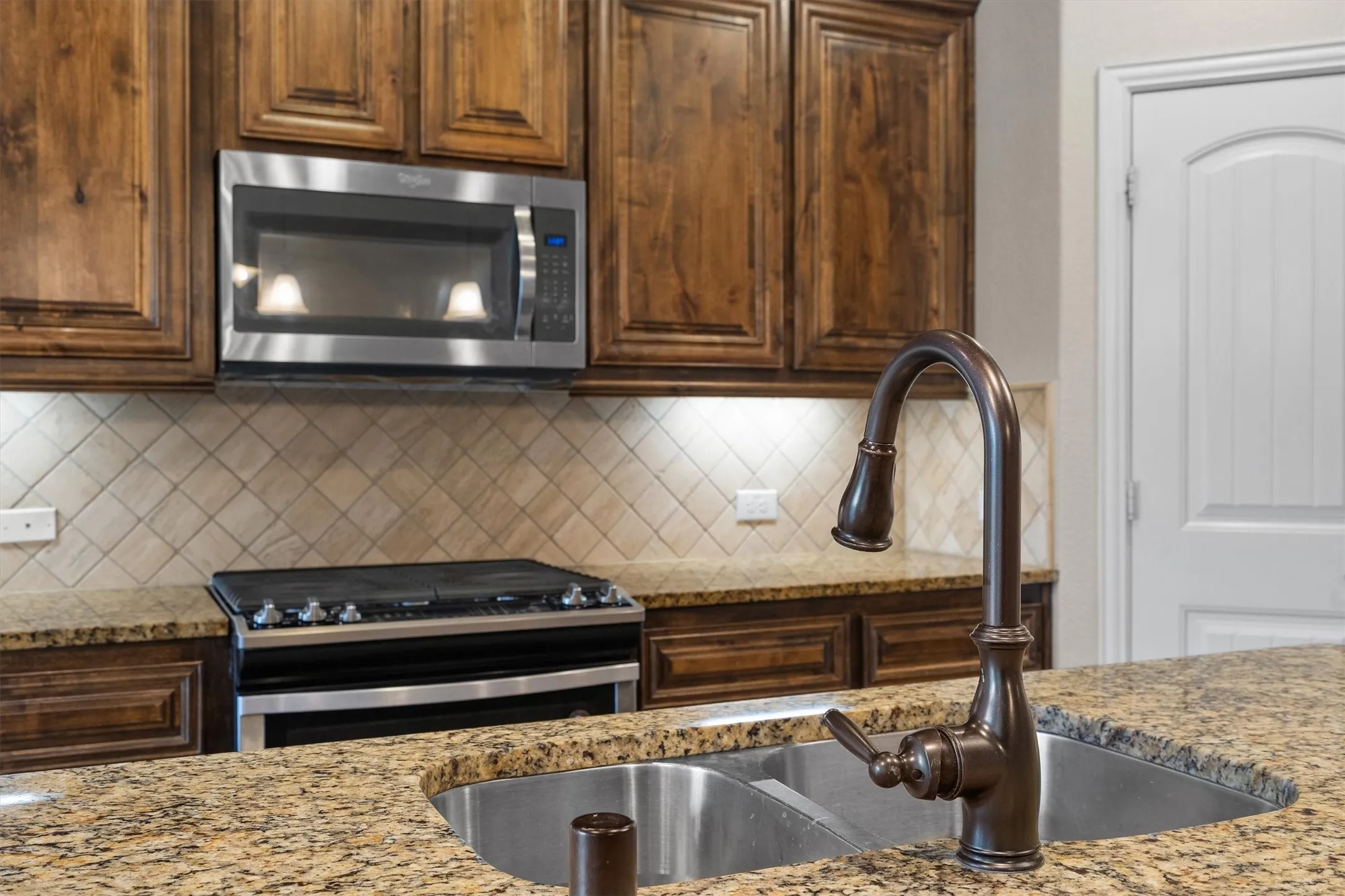 Single Family Residence For Sale in Denton County , 3913 Roxbury Street, Denton, Texas 76210, 3 Bedroom, 2 Bathroom, 2 Garage spaces, 1,918 Sqft, built in 2016, mls#21340574, Real Estate Agent in Denton, Homes For Sale in Denton county, Homes For Sale in Denton, Realtor in Denton Texas, Real Estate Brokerage Independent Realty Texas, Luminita Cordes Realtor