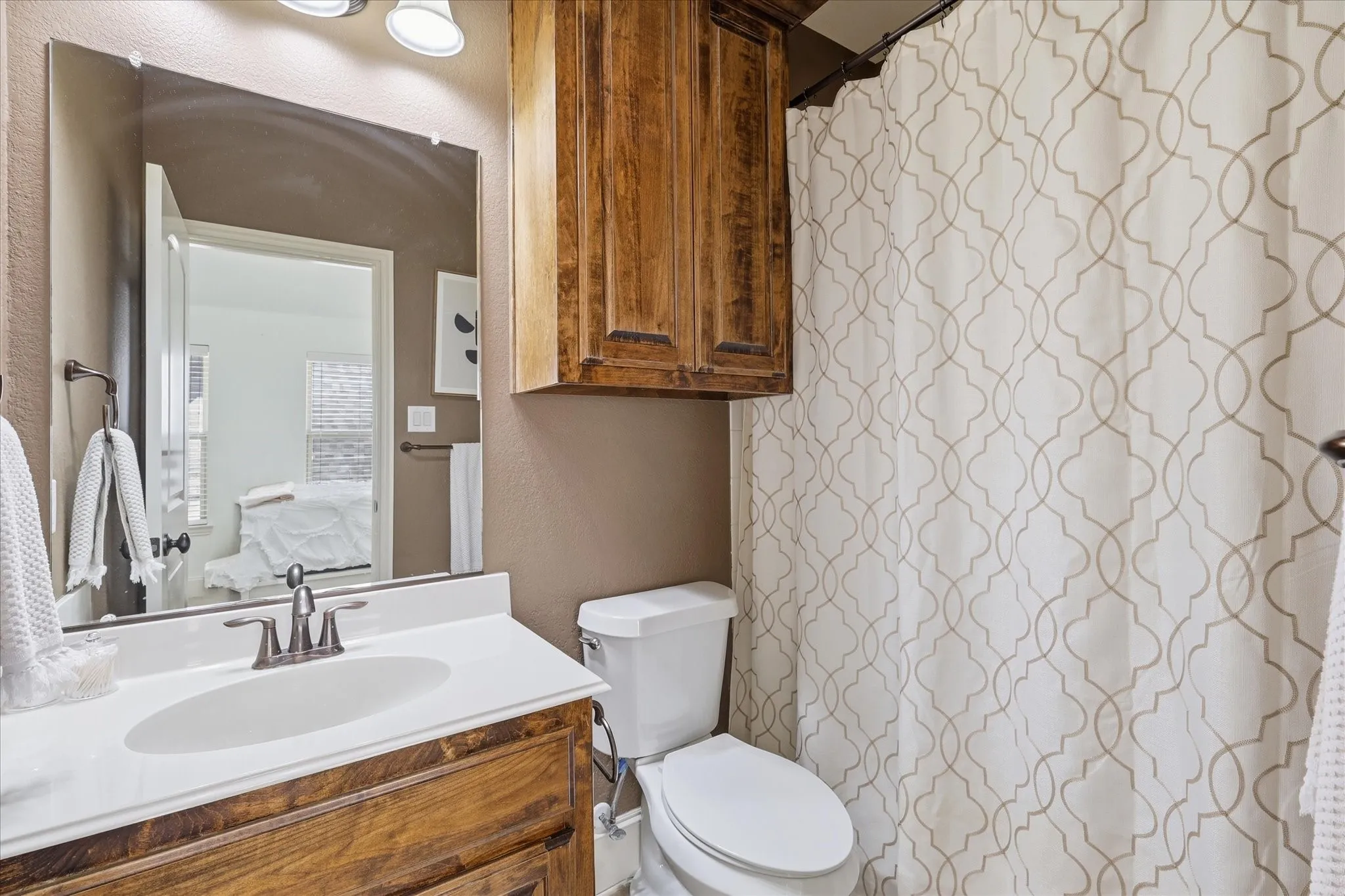 Guest bathroom attached to bedroom 4