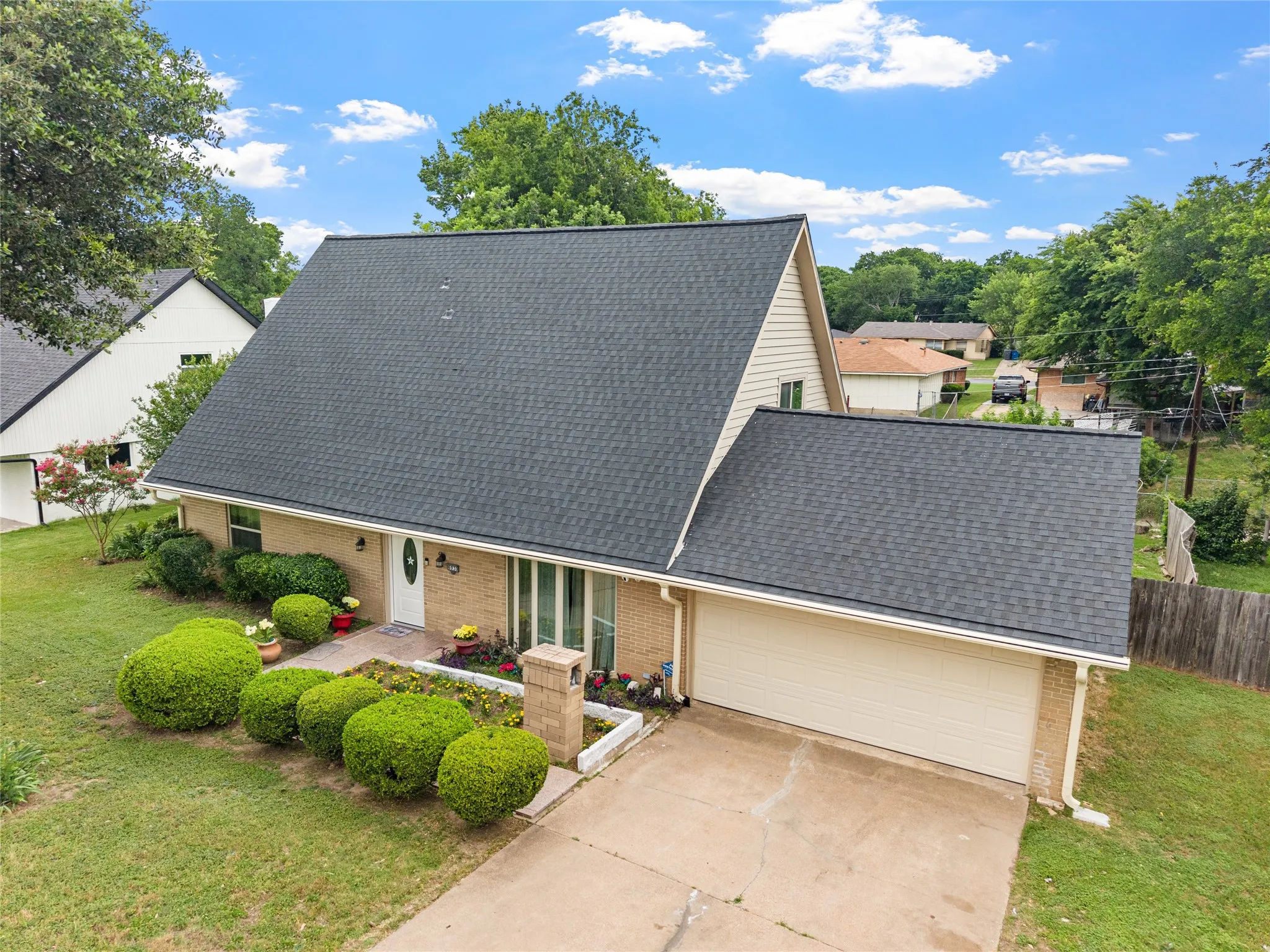 Single Family Residence For Sale in Dallas County , 6930 Trailcrest Drive, Dallas, Texas 75232, 3 Bedroom, 2 Bathroom, 2 Garage spaces, 1,769 Sqft, built in 1968, mls#21345439, Real Estate Agent in Dallas, Homes For Sale in Dallas county, Homes For Sale in Dallas, Realtor in Dallas Texas, Real Estate Brokerage Independent Realty Texas, Luminita Cordes Realtor