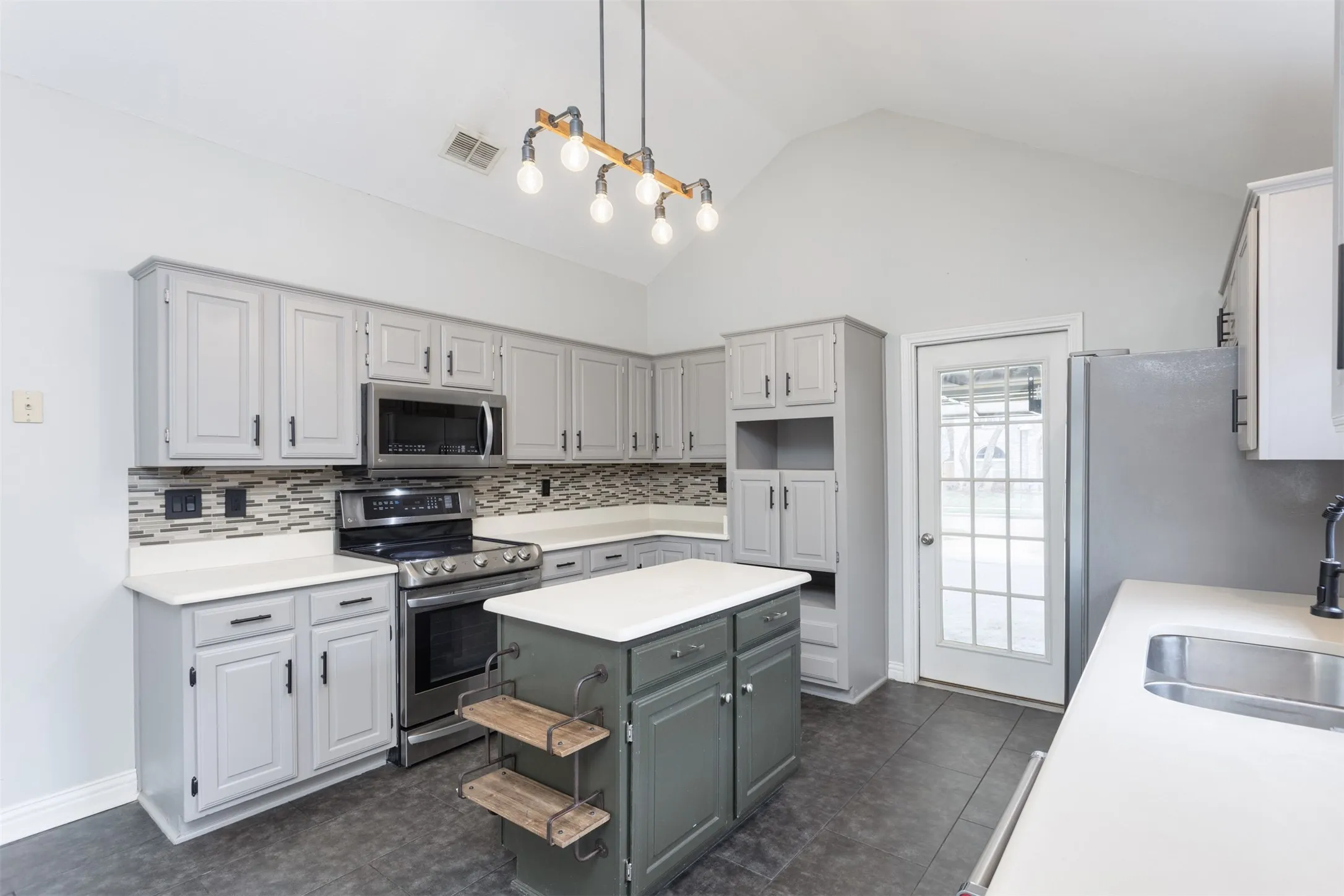 Single Family Residence For Sale in Denton County , 5204 Valleydale Drive, Flower Mound, Texas 75028, 3 Bedroom, 2 Bathroom, 2 Garage spaces, 2,104 Sqft, built in 1989, mls#21345012, Real Estate Agent in Flower Mound, Homes For Sale in Denton county, Homes For Sale in Flower Mound, Realtor in Flower Mound Texas, Real Estate Brokerage Independent Realty Texas, Luminita Cordes Realtor