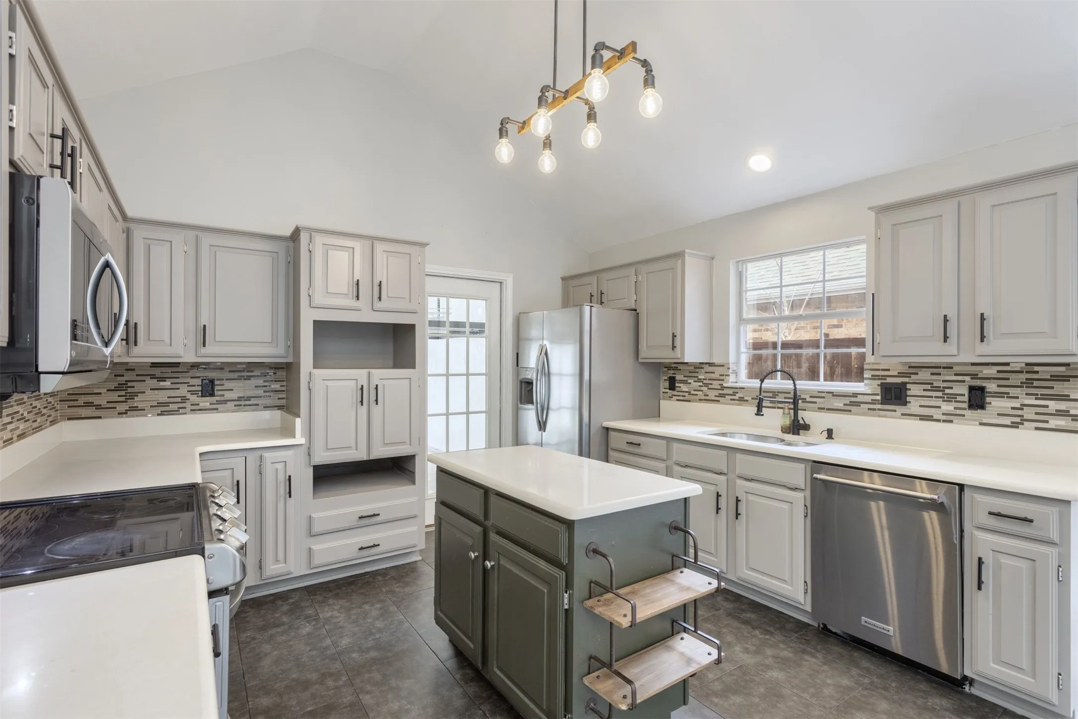 Single Family Residence For Sale in Denton County , 5204 Valleydale Drive, Flower Mound, Texas 75028, 3 Bedroom, 2 Bathroom, 2 Garage spaces, 2,104 Sqft, built in 1989, mls#21345012, Real Estate Agent in Flower Mound, Homes For Sale in Denton county, Homes For Sale in Flower Mound, Realtor in Flower Mound Texas, Real Estate Brokerage Independent Realty Texas, Luminita Cordes Realtor