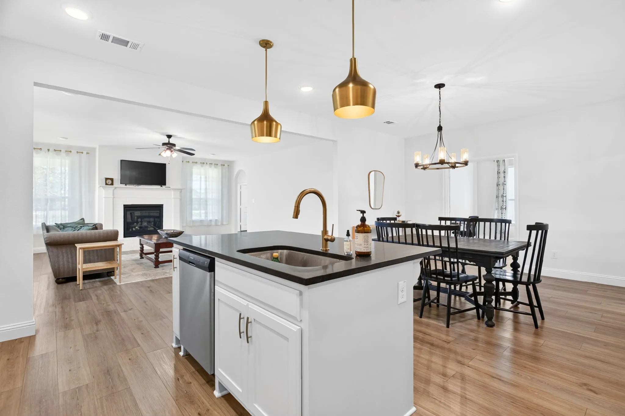Single Family Residence For Sale in Parker County , 1009 Brown Valley Trail, Weatherford, Texas 76087, 3 Bedroom, 2 Bathroom, 2 Garage spaces, 2,124 Sqft, built in 2022, mls#21342758, Real Estate Agent in Weatherford, Homes For Sale in Parker county, Homes For Sale in Weatherford, Realtor in Weatherford Texas, Real Estate Brokerage Independent Realty Texas, Luminita Cordes Realtor