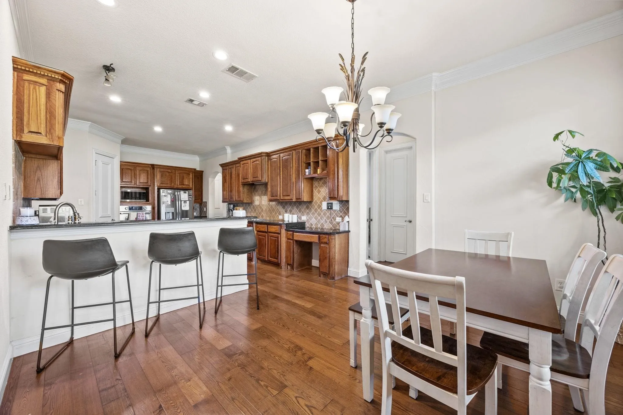 Single Family Residence For Sale in Dallas County , 804 Bentwater Parkway, Grand Prairie, Texas 75104, 5 Bedroom, 6 Bathroom, 3 Garage spaces, 4,037 Sqft, built in 2007, mls#21345084, Real Estate Agent in Grand Prairie, Homes For Sale in Dallas county, Homes For Sale in Grand Prairie, Realtor in Grand Prairie Texas, Real Estate Brokerage Independent Realty Texas, Luminita Cordes Realtor