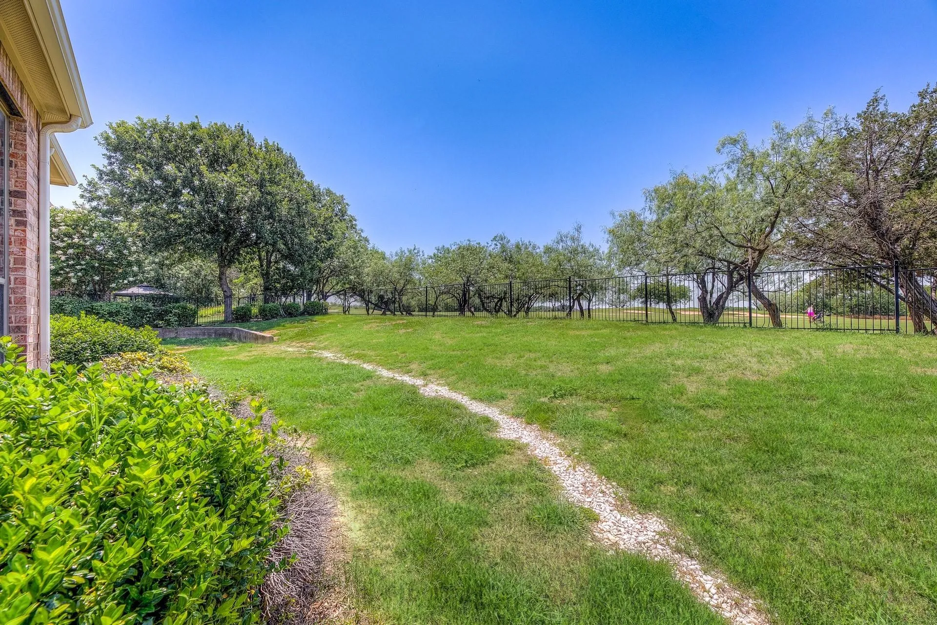 Single Family Residence For Sale in Dallas County , 804 Bentwater Parkway, Grand Prairie, Texas 75104, 5 Bedroom, 6 Bathroom, 3 Garage spaces, 4,037 Sqft, built in 2007, mls#21345084, Real Estate Agent in Grand Prairie, Homes For Sale in Dallas county, Homes For Sale in Grand Prairie, Realtor in Grand Prairie Texas, Real Estate Brokerage Independent Realty Texas, Luminita Cordes Realtor