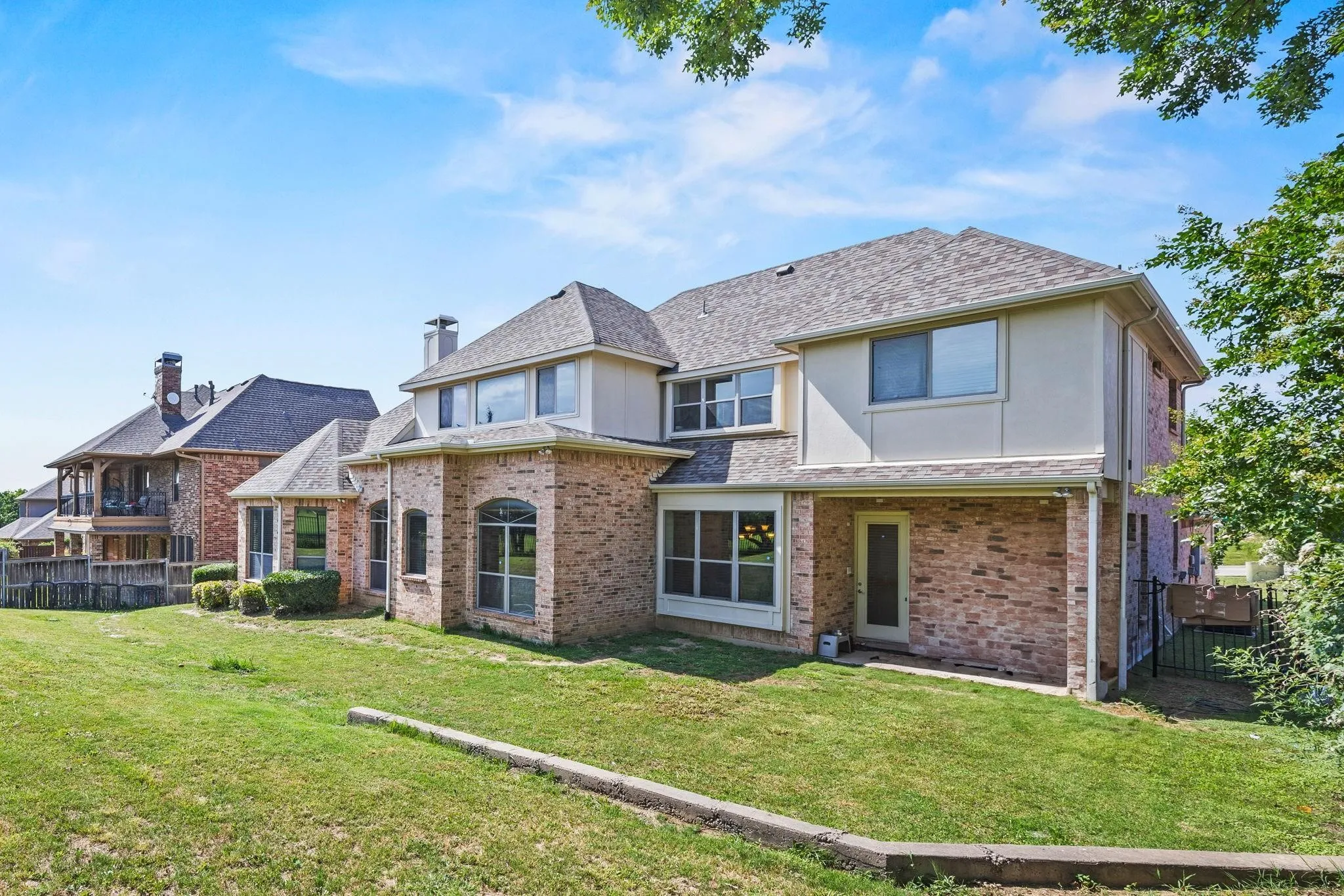 Single Family Residence For Sale in Dallas County , 804 Bentwater Parkway, Grand Prairie, Texas 75104, 5 Bedroom, 6 Bathroom, 3 Garage spaces, 4,037 Sqft, built in 2007, mls#21345084, Real Estate Agent in Grand Prairie, Homes For Sale in Dallas county, Homes For Sale in Grand Prairie, Realtor in Grand Prairie Texas, Real Estate Brokerage Independent Realty Texas, Luminita Cordes Realtor