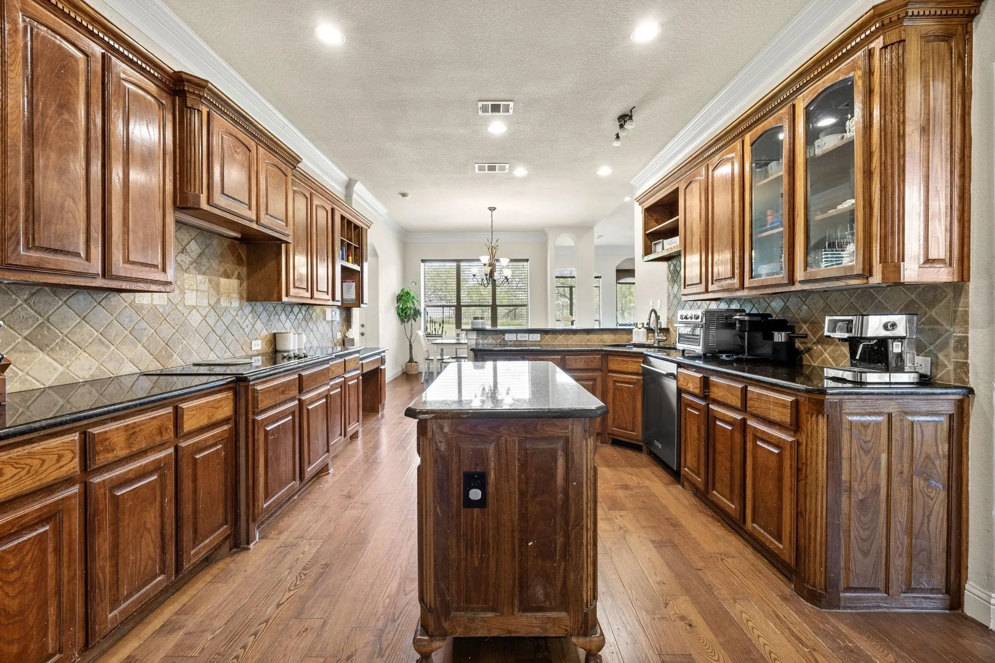 Single Family Residence For Sale in Dallas County , 804 Bentwater Parkway, Grand Prairie, Texas 75104, 5 Bedroom, 6 Bathroom, 3 Garage spaces, 4,037 Sqft, built in 2007, mls#21345084, Real Estate Agent in Grand Prairie, Homes For Sale in Dallas county, Homes For Sale in Grand Prairie, Realtor in Grand Prairie Texas, Real Estate Brokerage Independent Realty Texas, Luminita Cordes Realtor
